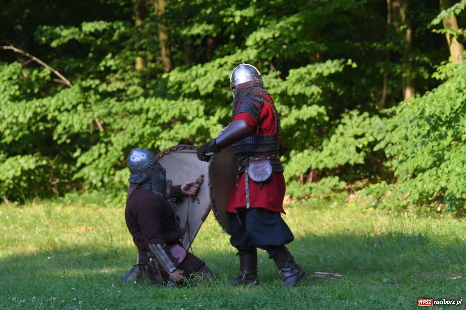 Zdjęcie w galerii na portalu naszraciborz.pl: Ruszył raciborski festiwal średniowieczny. Chrzęst broni poprzedziła poezja [FOTO i WIDEO] wiadomości z regionu