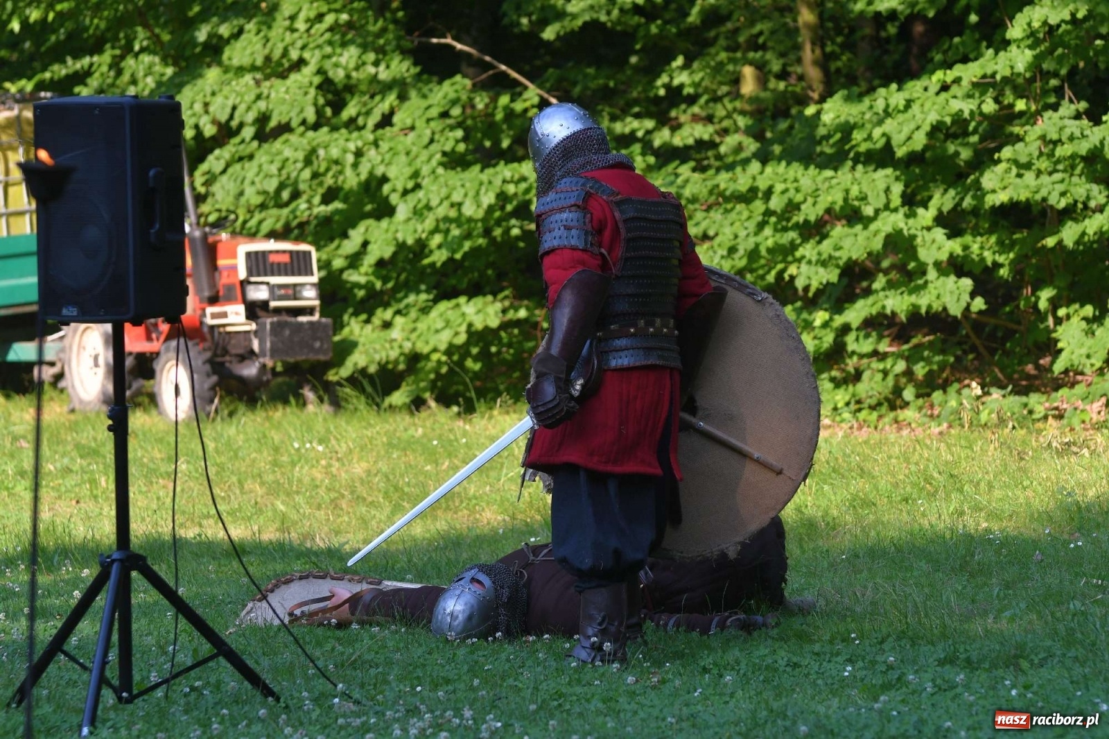 Zdjęcie w galerii na portalu naszraciborz.pl: Ruszył raciborski festiwal średniowieczny. Chrzęst broni poprzedziła poezja [FOTO i WIDEO] wiadomości z regionu
