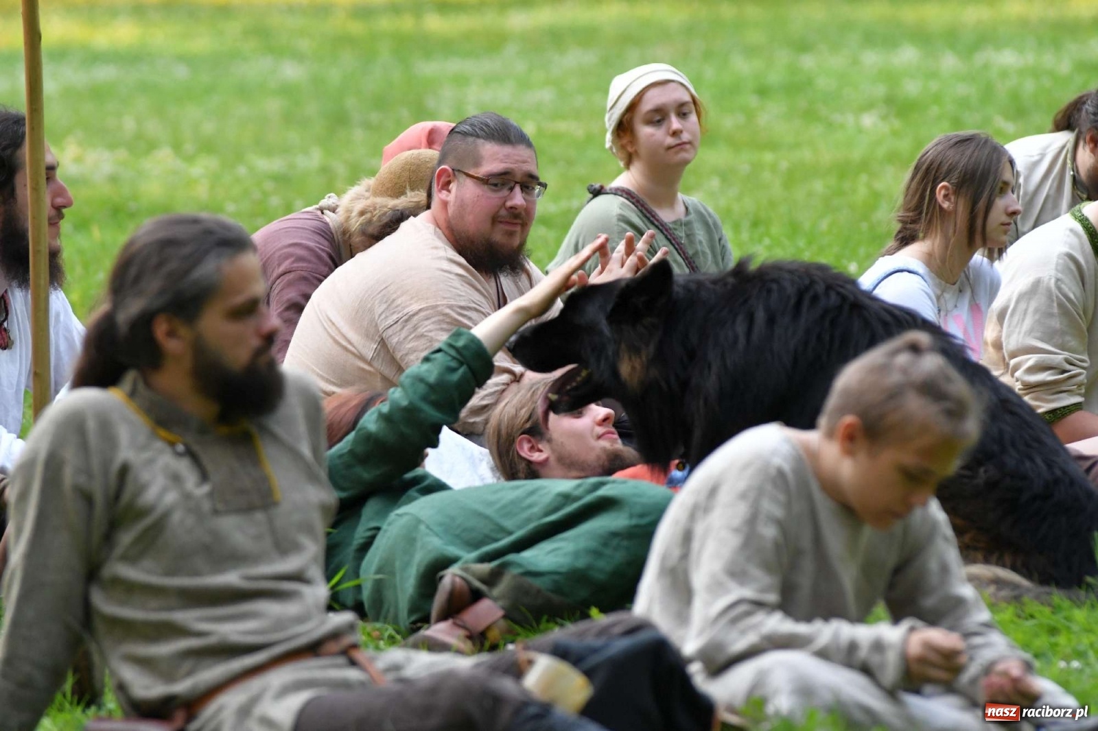 Zdjęcie w galerii na portalu naszraciborz.pl: Ruszył raciborski festiwal średniowieczny. Chrzęst broni poprzedziła poezja [FOTO i WIDEO] wiadomości z regionu