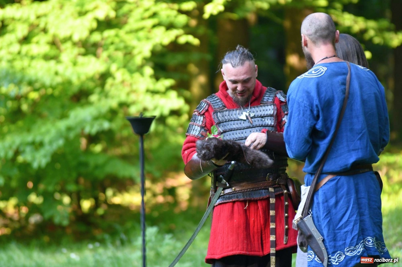Zdjęcie w galerii na portalu naszraciborz.pl: Ruszył raciborski festiwal średniowieczny. Chrzęst broni poprzedziła poezja [FOTO i WIDEO] wiadomości z regionu