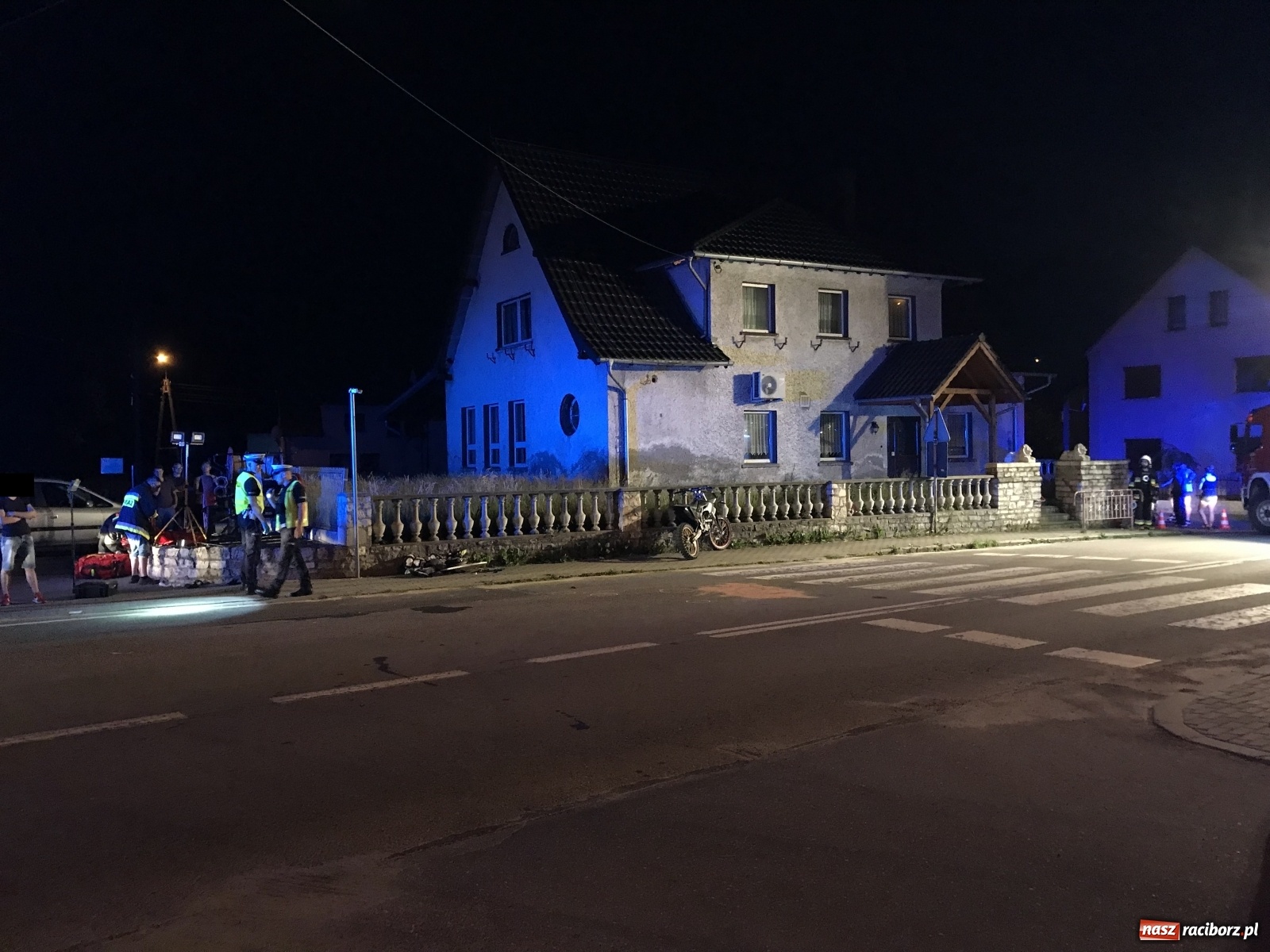 Zdjęcie w galerii na portalu naszraciborz.pl: Tragiczny wypadek w Owsiszczach. Nocne lądowanie śmigłowca z Krakowa wiadomości z regionu