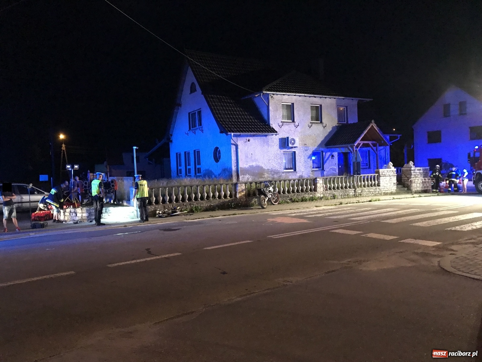 Zdjęcie w galerii na portalu naszraciborz.pl: Tragiczny wypadek w Owsiszczach. Nocne lądowanie śmigłowca z Krakowa wiadomości z regionu