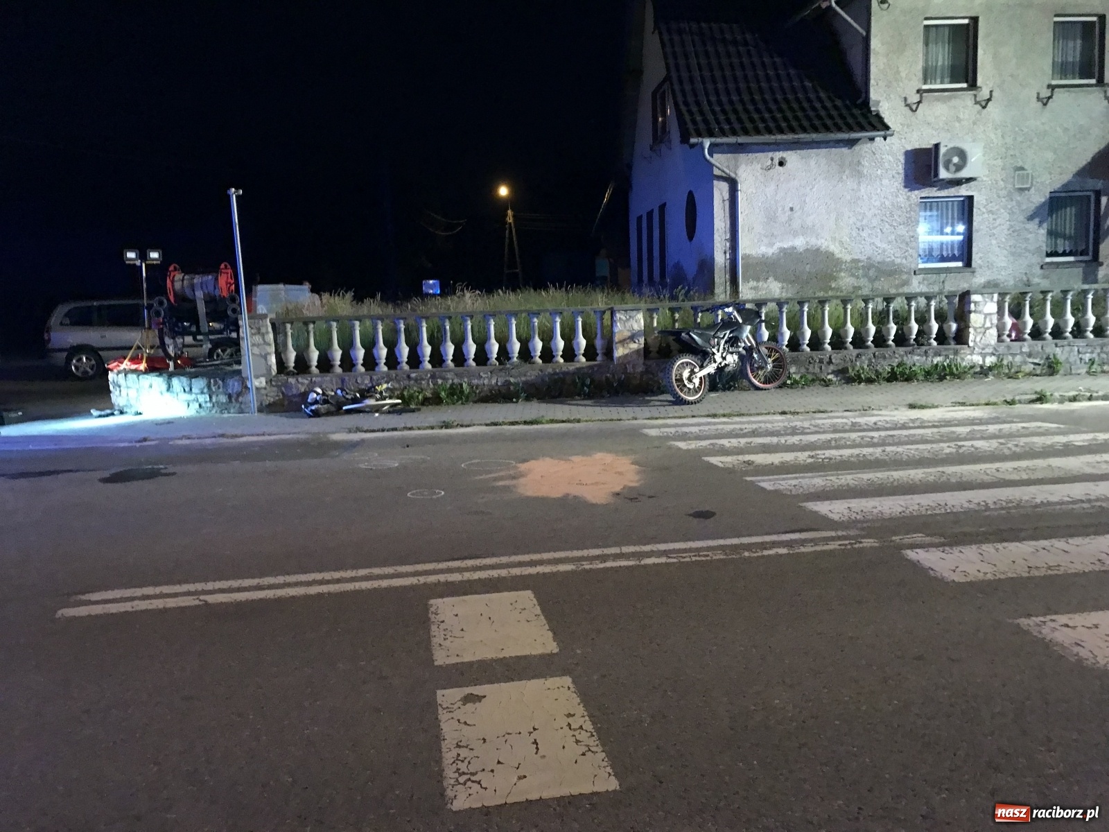 Zdjęcie w galerii na portalu naszraciborz.pl: Tragiczny wypadek w Owsiszczach. Nocne lądowanie śmigłowca z Krakowa wiadomości z regionu