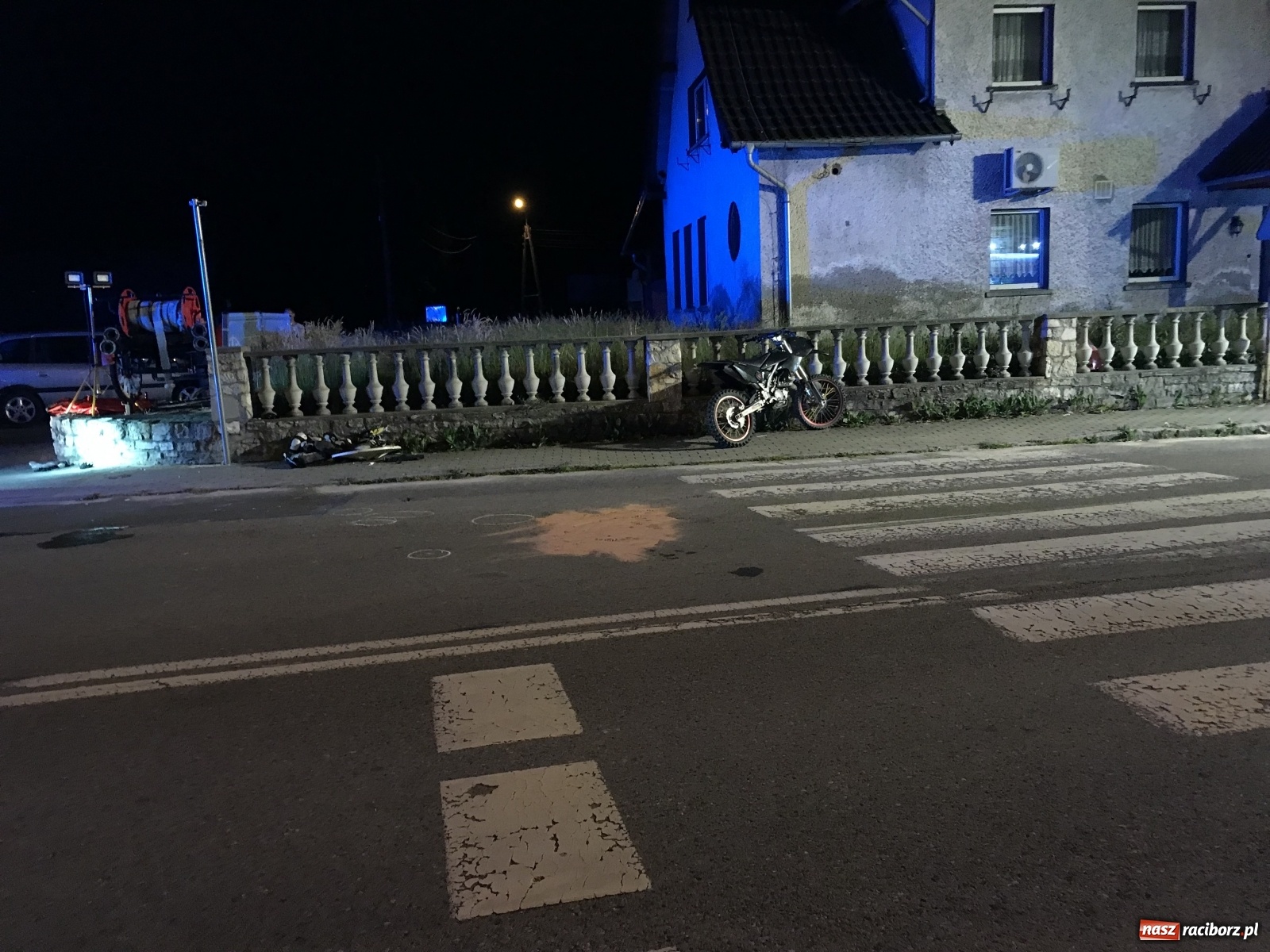 Zdjęcie w galerii na portalu naszraciborz.pl: Tragiczny wypadek w Owsiszczach. Nocne lądowanie śmigłowca z Krakowa wiadomości z regionu