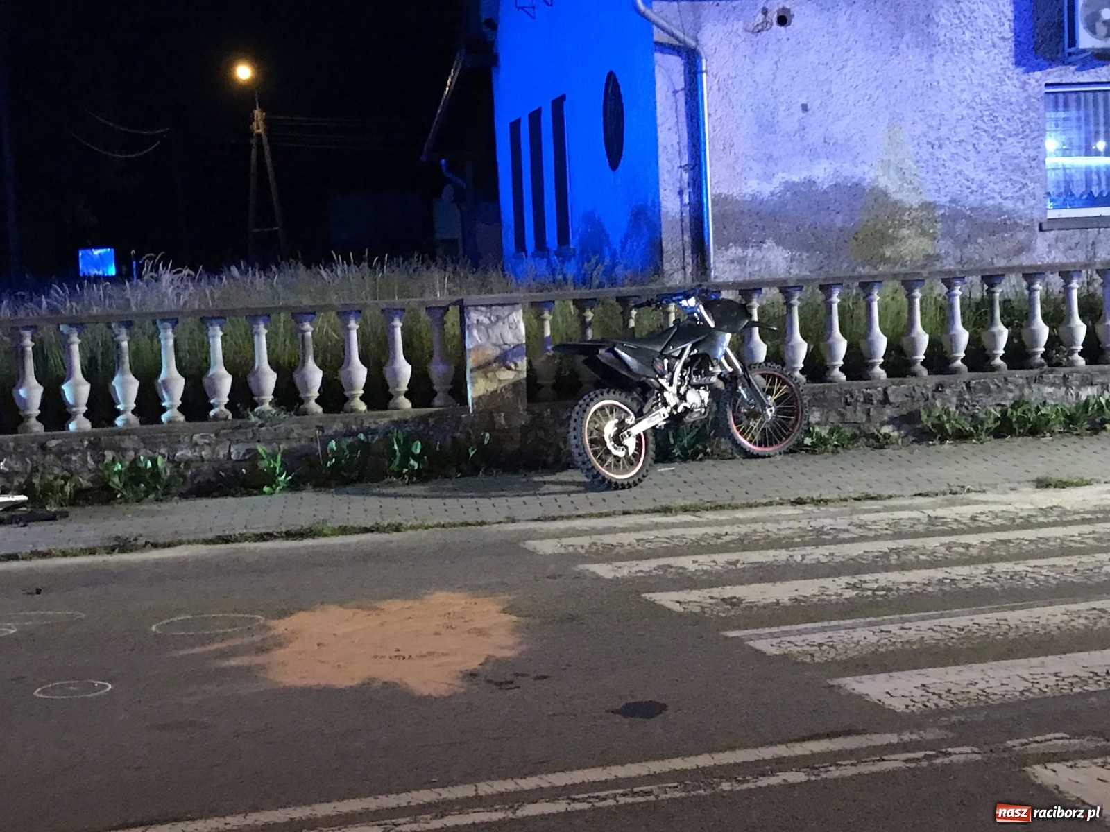 Zdjęcie w galerii na portalu naszraciborz.pl: Tragiczny wypadek w Owsiszczach. Nocne lądowanie śmigłowca z Krakowa wiadomości z regionu