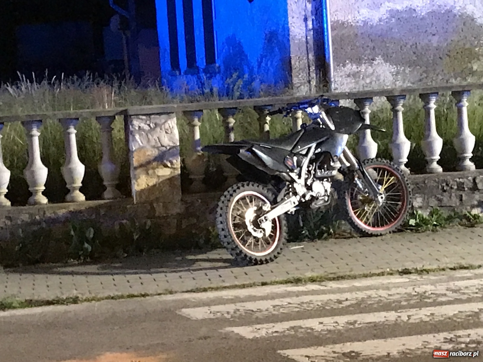 Zdjęcie w galerii na portalu naszraciborz.pl: Tragiczny wypadek w Owsiszczach. Nocne lądowanie śmigłowca z Krakowa wiadomości z regionu