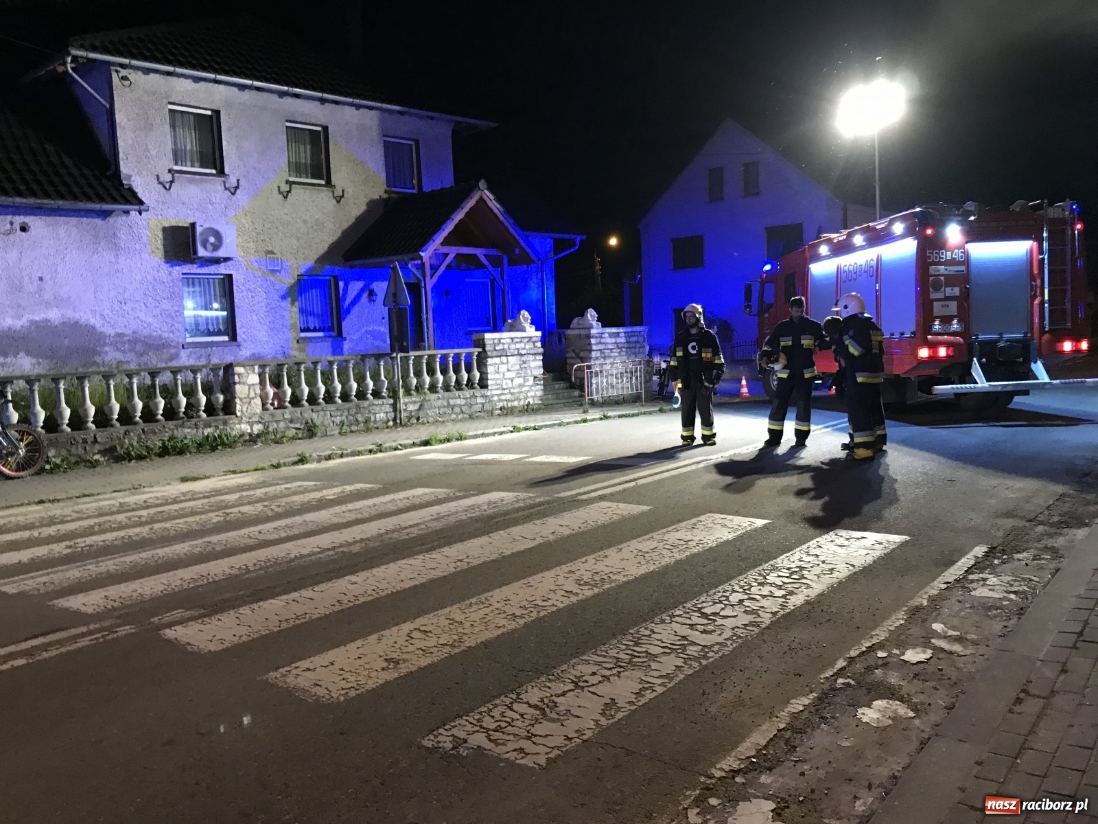 Zdjęcie w galerii na portalu naszraciborz.pl: Tragiczny wypadek w Owsiszczach. Nocne lądowanie śmigłowca z Krakowa wiadomości z regionu