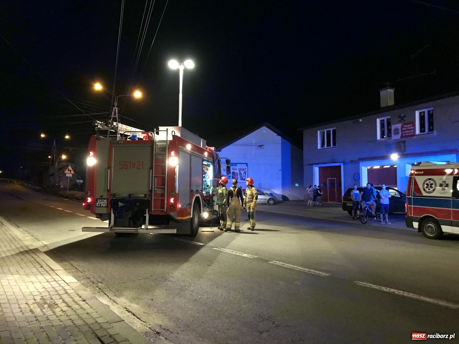 Zdjęcie w galerii na portalu naszraciborz.pl: Tragiczny wypadek w Owsiszczach. Nocne lądowanie śmigłowca z Krakowa wiadomości z regionu