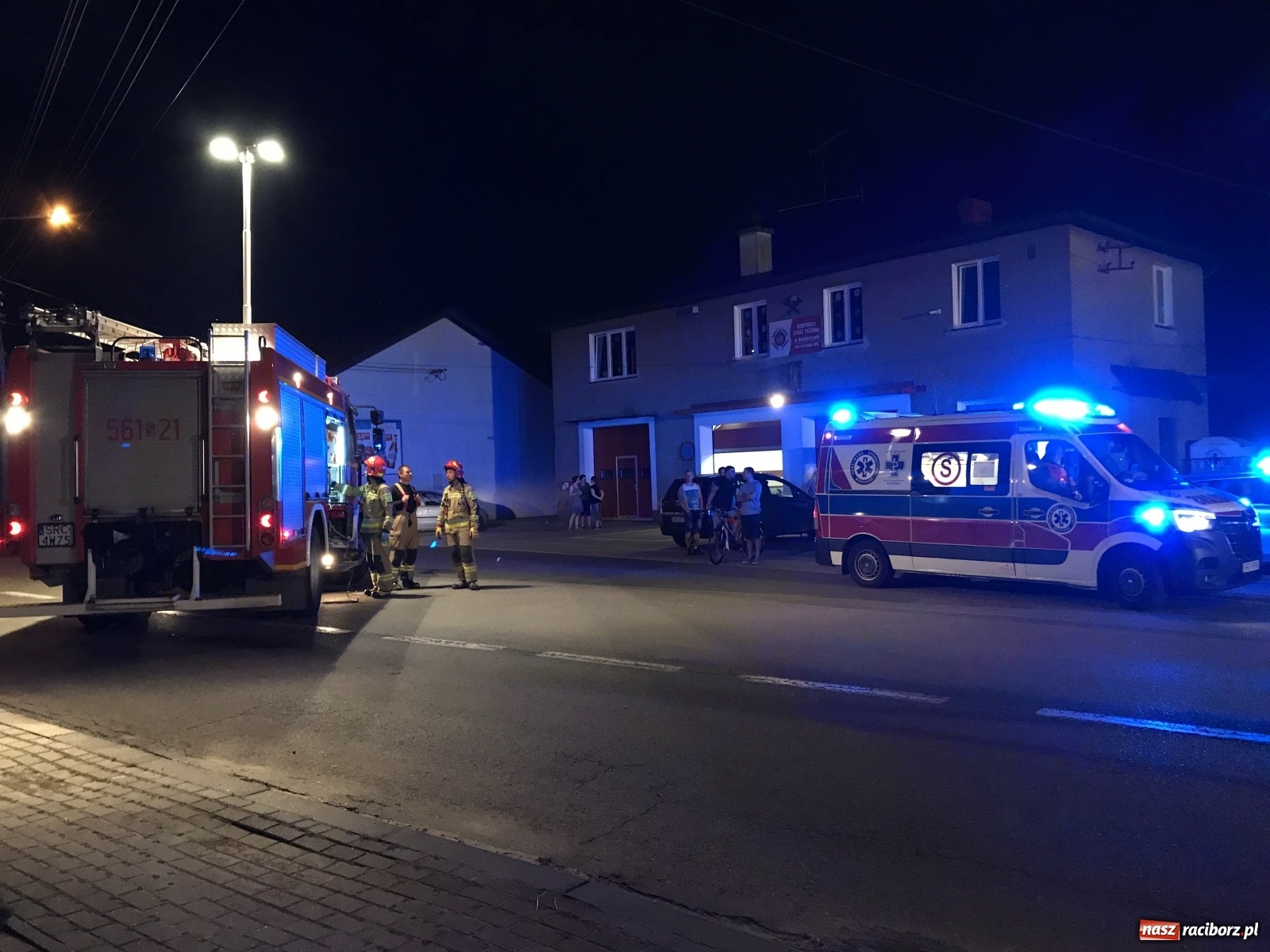 Zdjęcie w galerii na portalu naszraciborz.pl: Tragiczny wypadek w Owsiszczach. Nocne lądowanie śmigłowca z Krakowa wiadomości z regionu