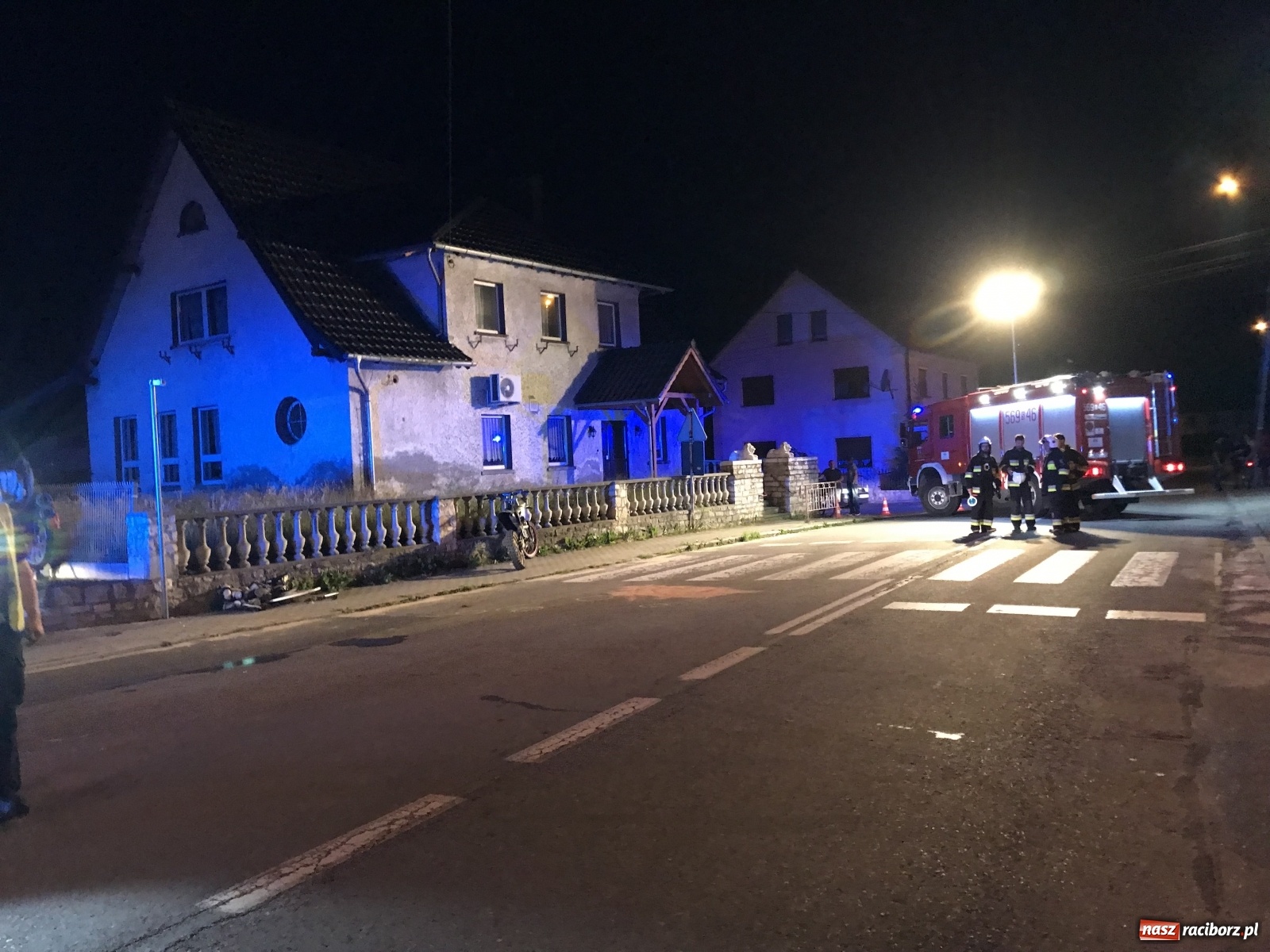 Zdjęcie w galerii na portalu naszraciborz.pl: Tragiczny wypadek w Owsiszczach. Nocne lądowanie śmigłowca z Krakowa wiadomości z regionu