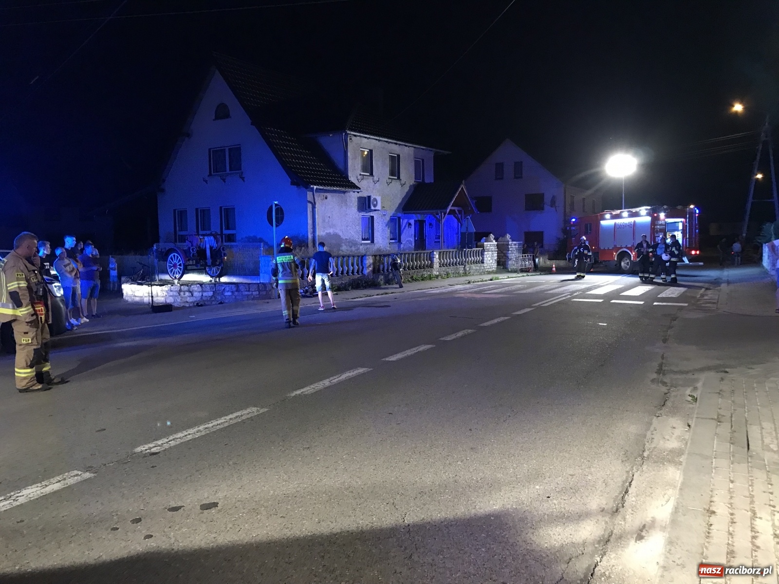 Zdjęcie w galerii na portalu naszraciborz.pl: Tragiczny wypadek w Owsiszczach. Nocne lądowanie śmigłowca z Krakowa wiadomości z regionu