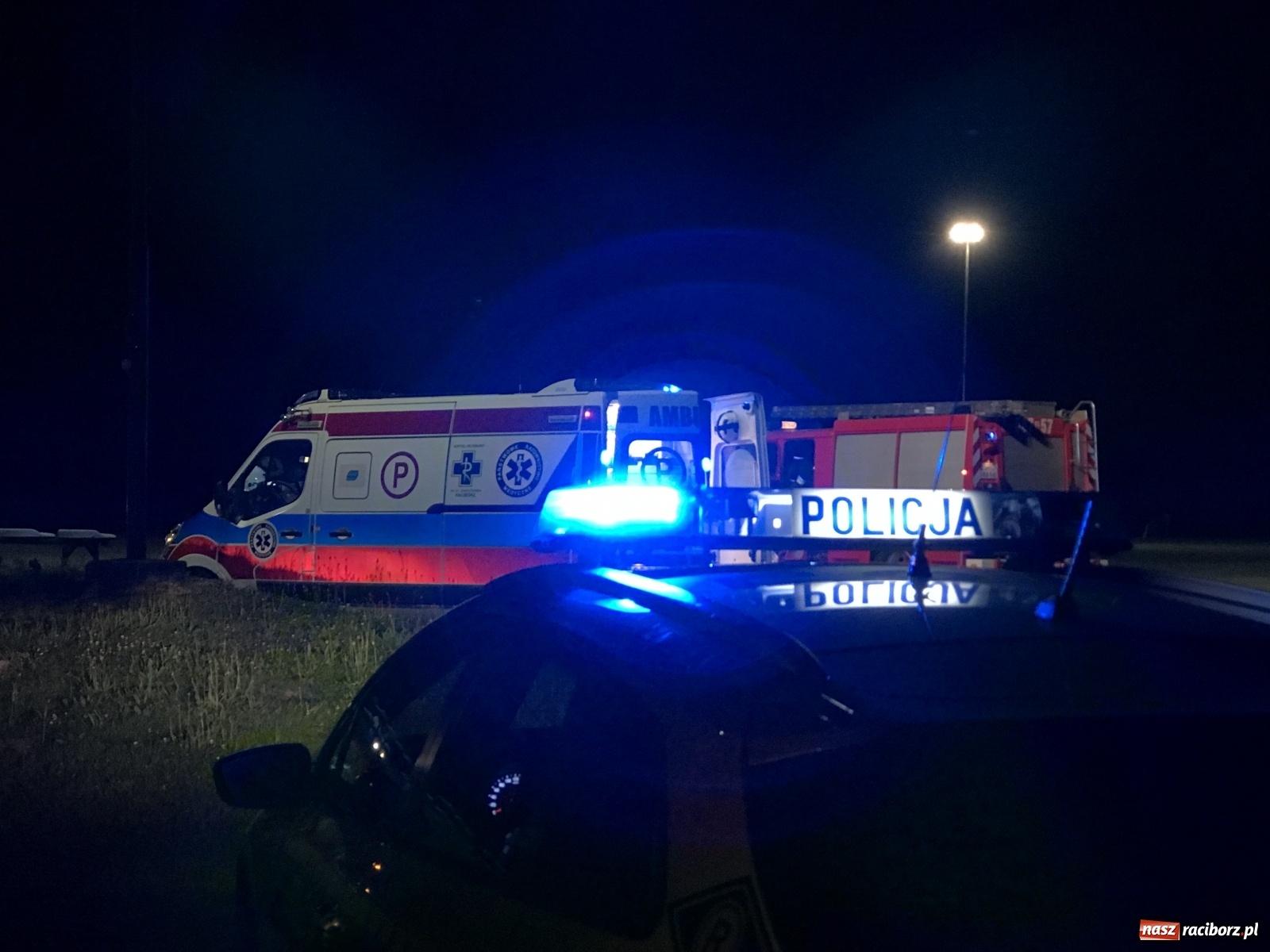 Zdjęcie w galerii na portalu naszraciborz.pl: Tragiczny wypadek w Owsiszczach. Nocne lądowanie śmigłowca z Krakowa wiadomości z regionu