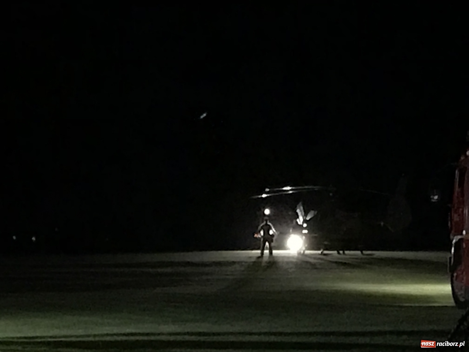 Zdjęcie w galerii na portalu naszraciborz.pl: Tragiczny wypadek w Owsiszczach. Nocne lądowanie śmigłowca z Krakowa wiadomości z regionu