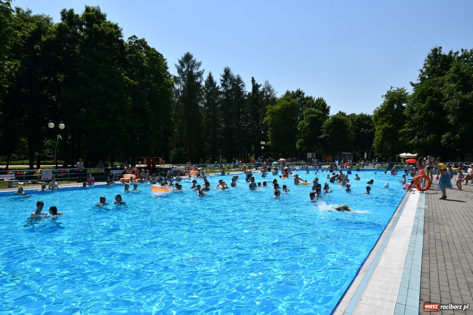 Zdjęcie w galerii na portalu naszraciborz.pl: Upał, zumba i kolejki. Kąpielisko pod Oborą pęka w szwach wiadomości z regionu