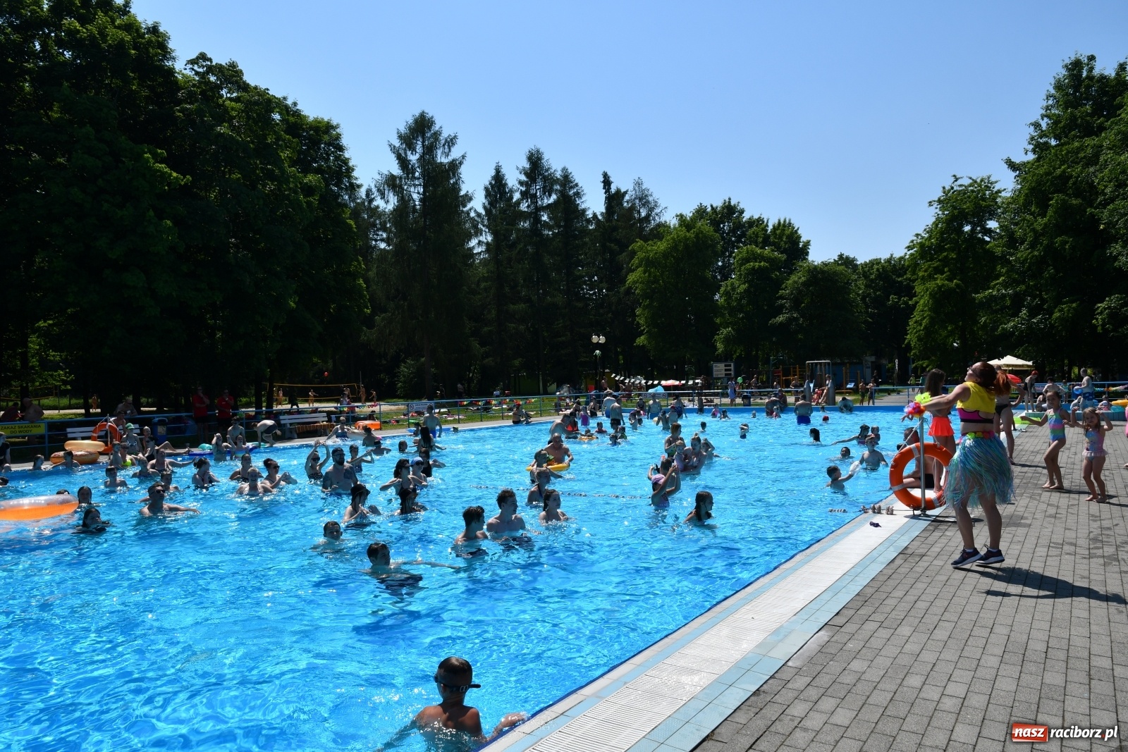 Zdjęcie w galerii na portalu naszraciborz.pl: Upał, zumba i kolejki. Kąpielisko pod Oborą pęka w szwach wiadomości z regionu