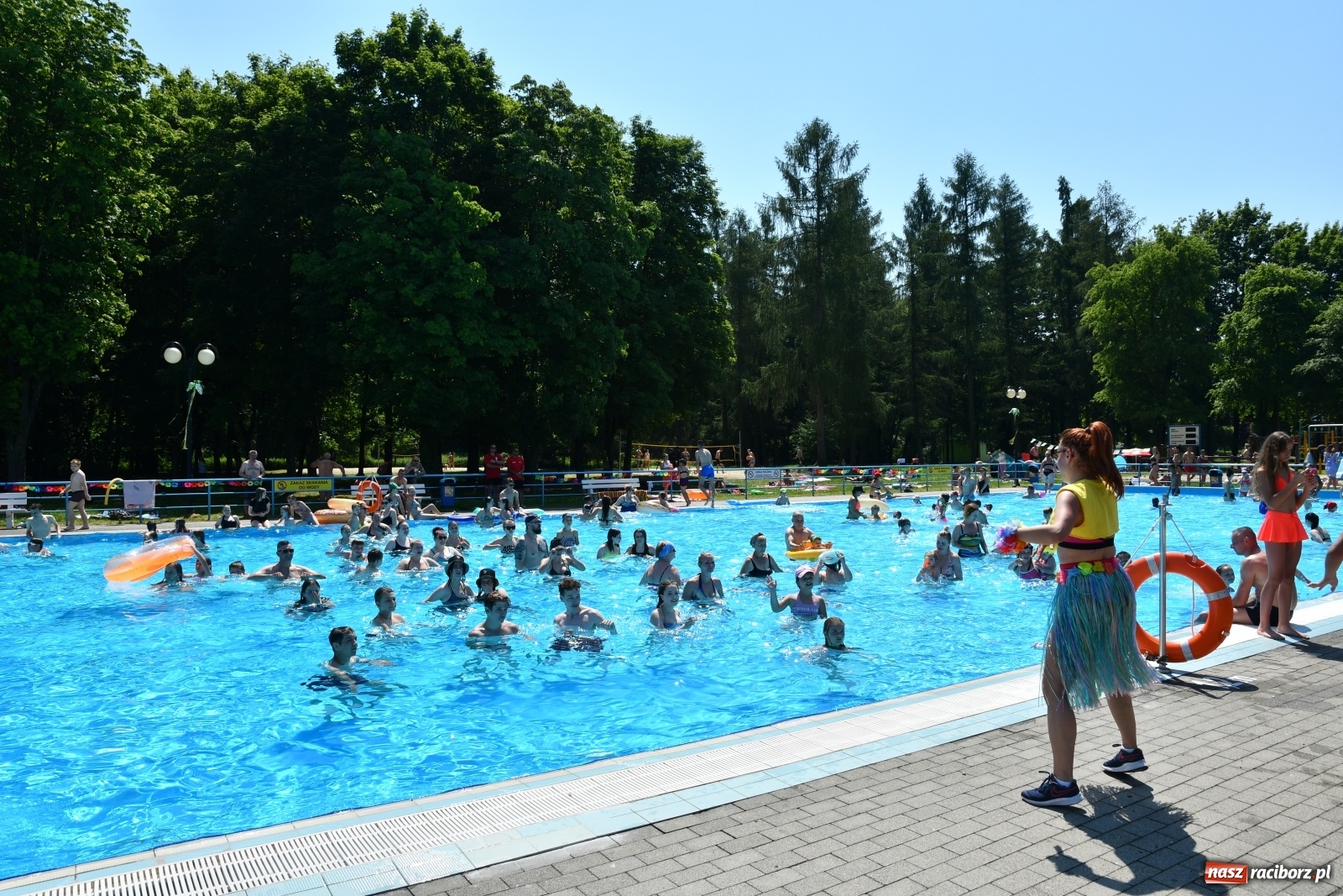 Zdjęcie w galerii na portalu naszraciborz.pl: Upał, zumba i kolejki. Kąpielisko pod Oborą pęka w szwach wiadomości z regionu