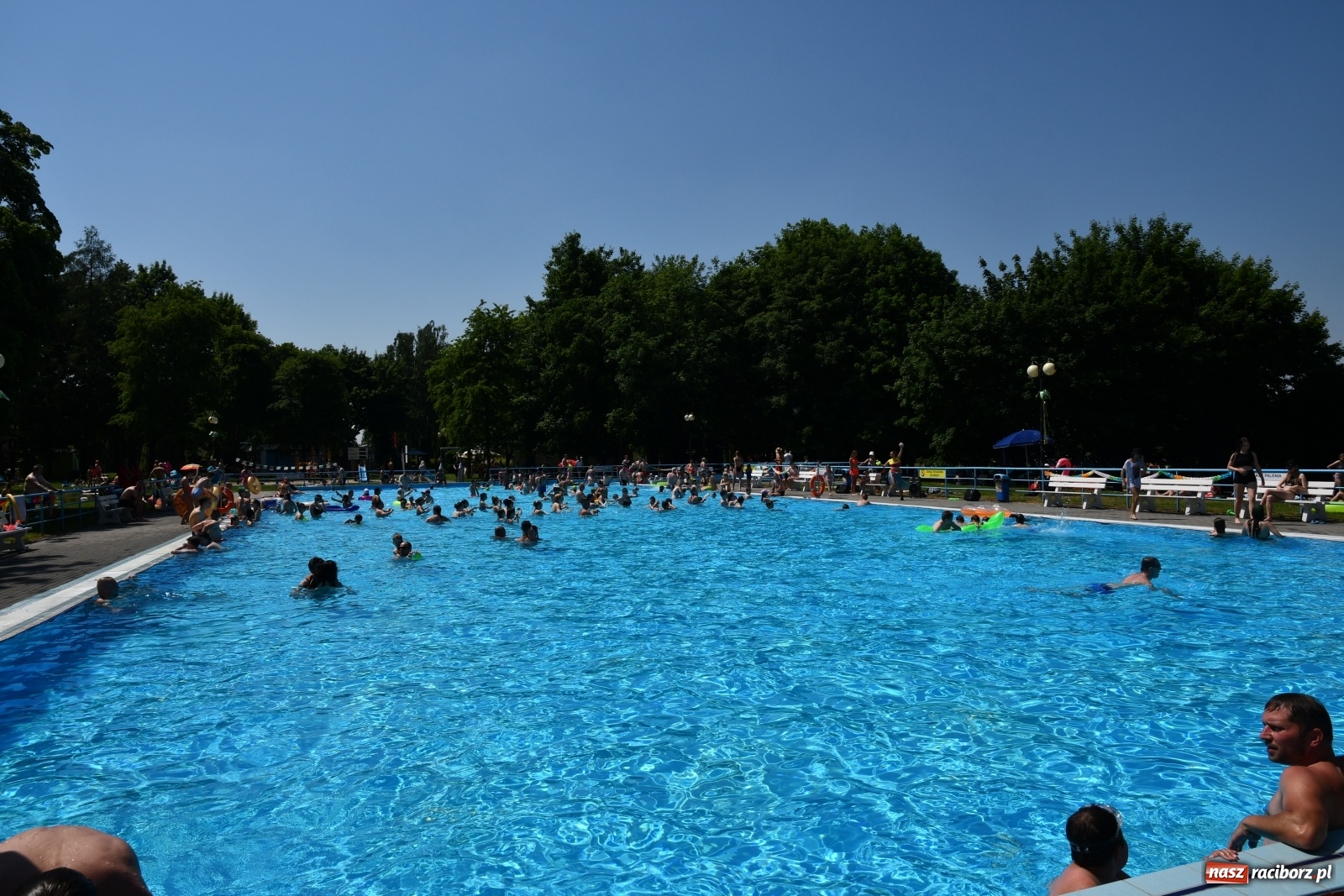 Zdjęcie w galerii na portalu naszraciborz.pl: Upał, zumba i kolejki. Kąpielisko pod Oborą pęka w szwach wiadomości z regionu