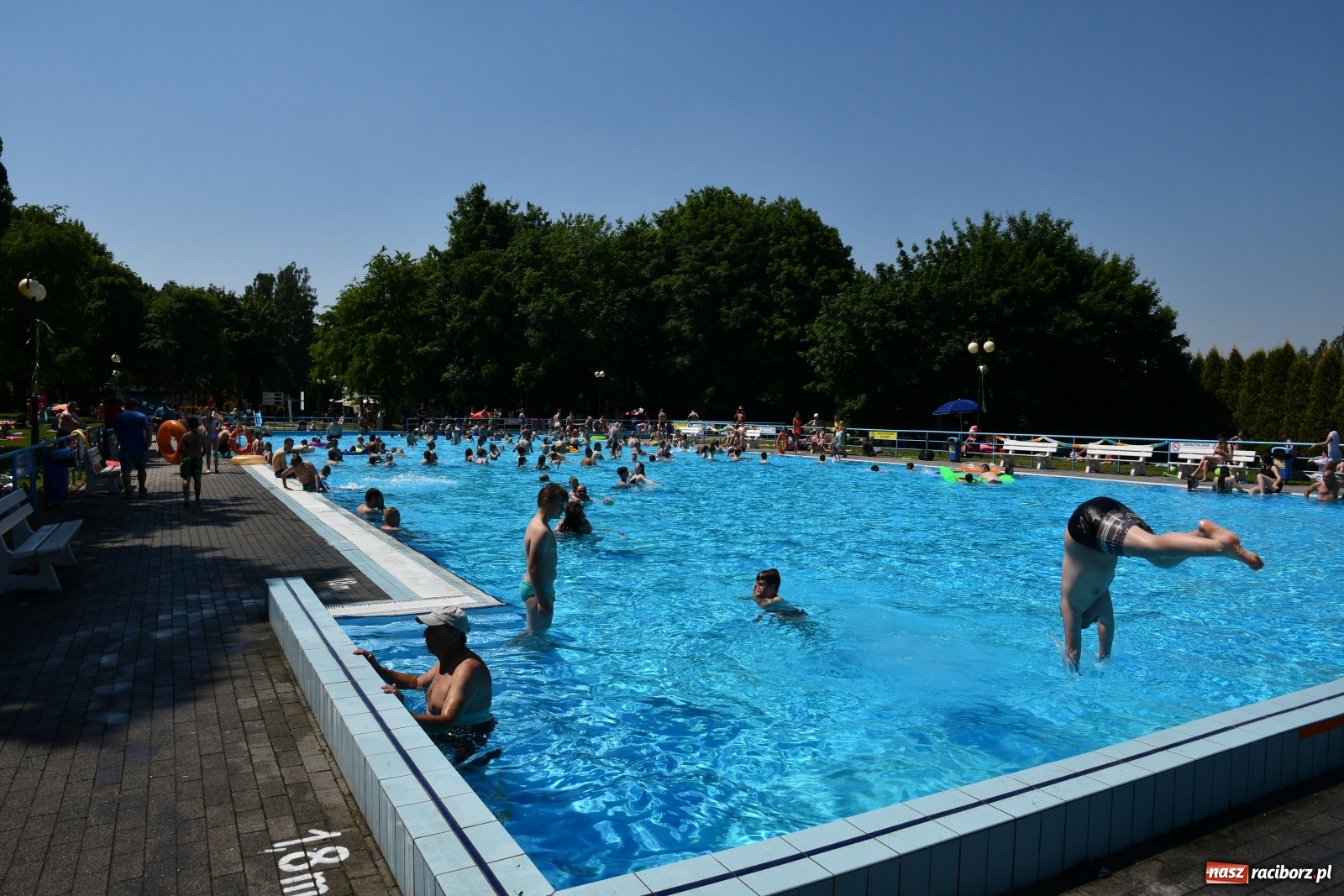 Zdjęcie w galerii na portalu naszraciborz.pl: Upał, zumba i kolejki. Kąpielisko pod Oborą pęka w szwach wiadomości z regionu