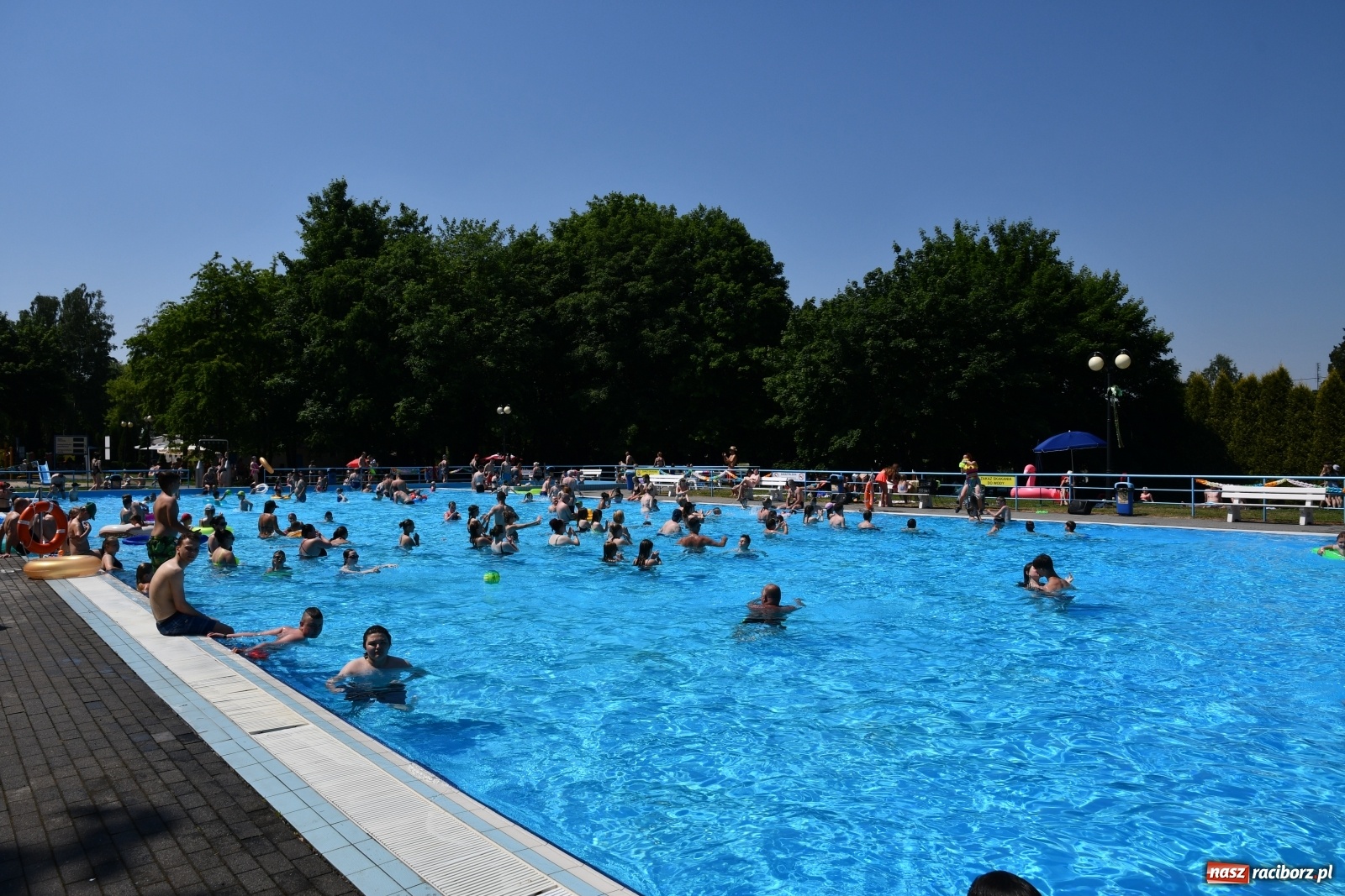 Zdjęcie w galerii na portalu naszraciborz.pl: Upał, zumba i kolejki. Kąpielisko pod Oborą pęka w szwach wiadomości z regionu