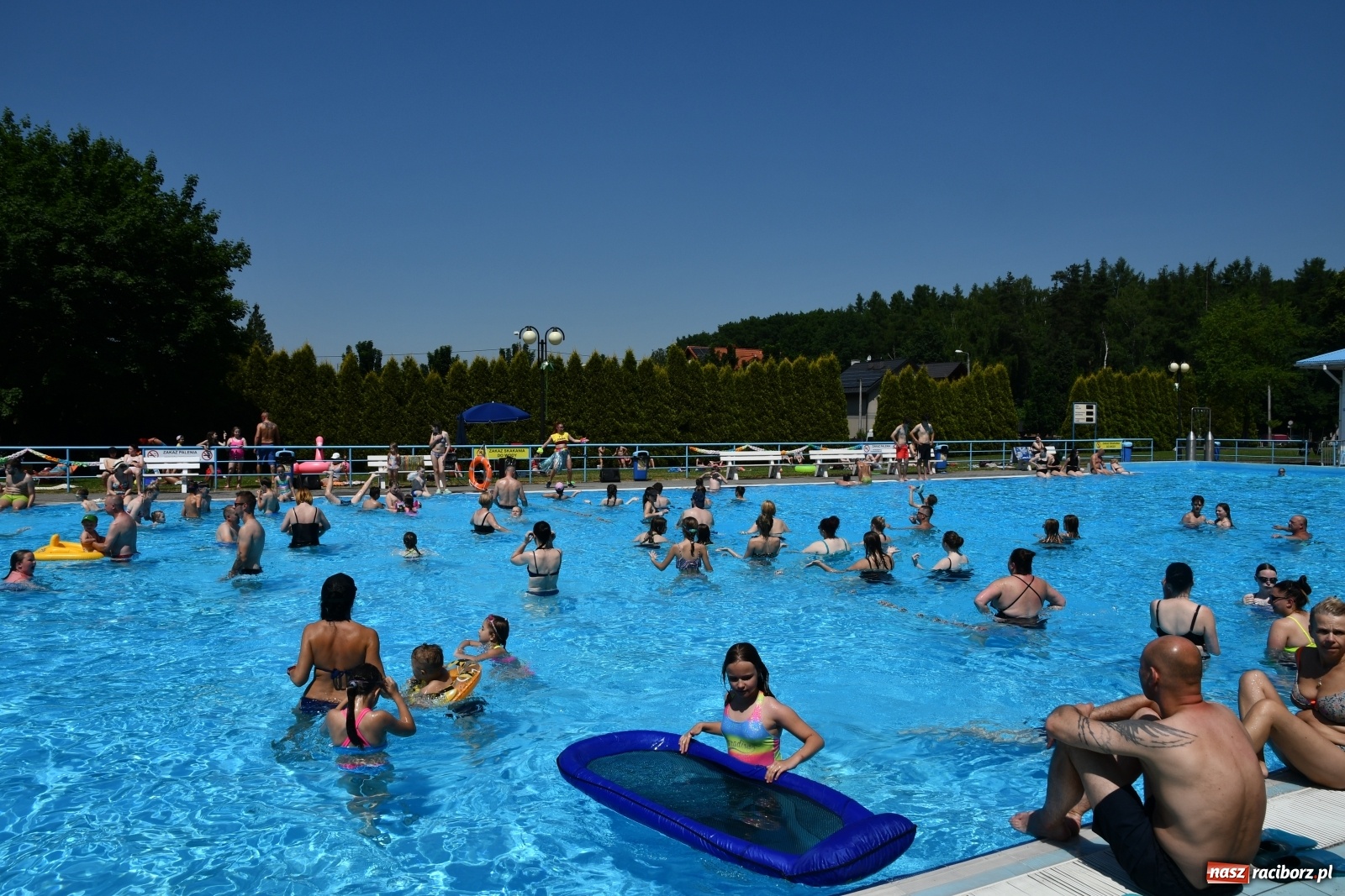 Zdjęcie w galerii na portalu naszraciborz.pl: Upał, zumba i kolejki. Kąpielisko pod Oborą pęka w szwach wiadomości z regionu