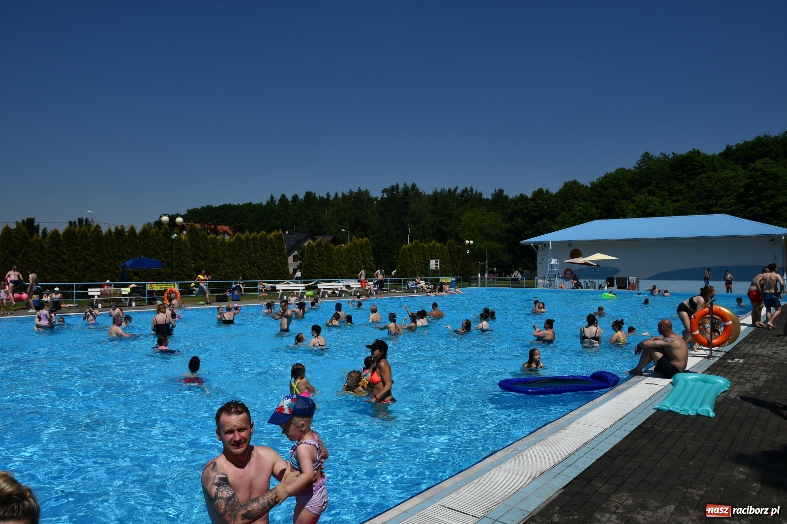 Zdjęcie w galerii na portalu naszraciborz.pl: Upał, zumba i kolejki. Kąpielisko pod Oborą pęka w szwach wiadomości z regionu