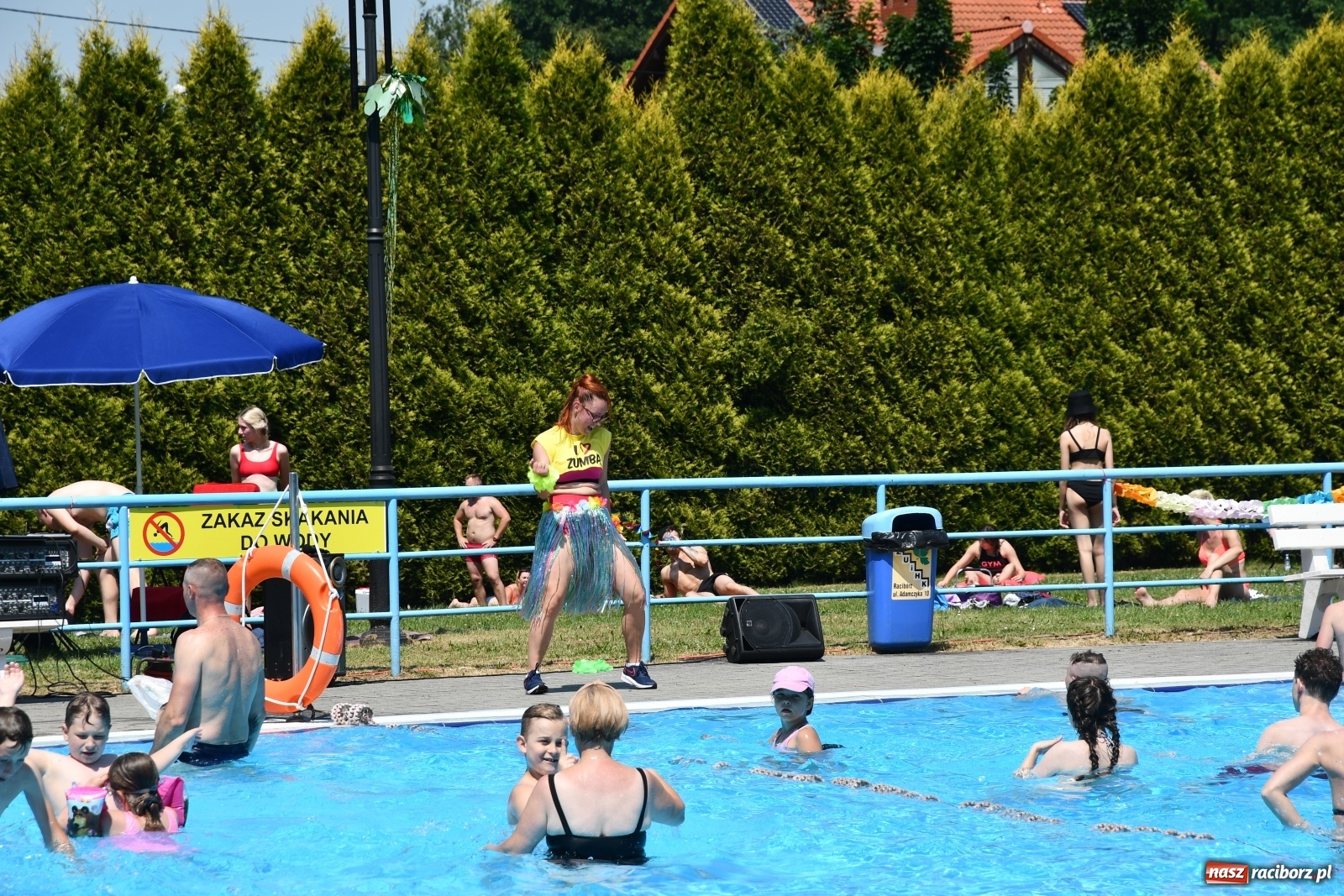 Zdjęcie w galerii na portalu naszraciborz.pl: Upał, zumba i kolejki. Kąpielisko pod Oborą pęka w szwach wiadomości z regionu