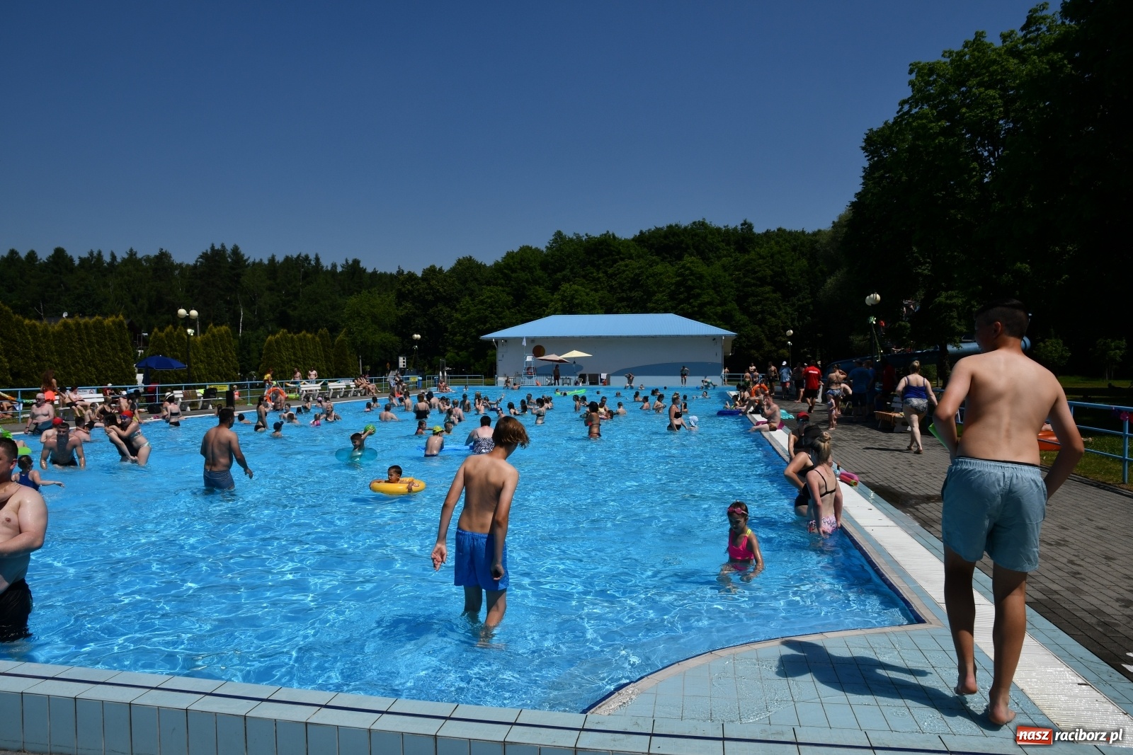Zdjęcie w galerii na portalu naszraciborz.pl: Upał, zumba i kolejki. Kąpielisko pod Oborą pęka w szwach wiadomości z regionu