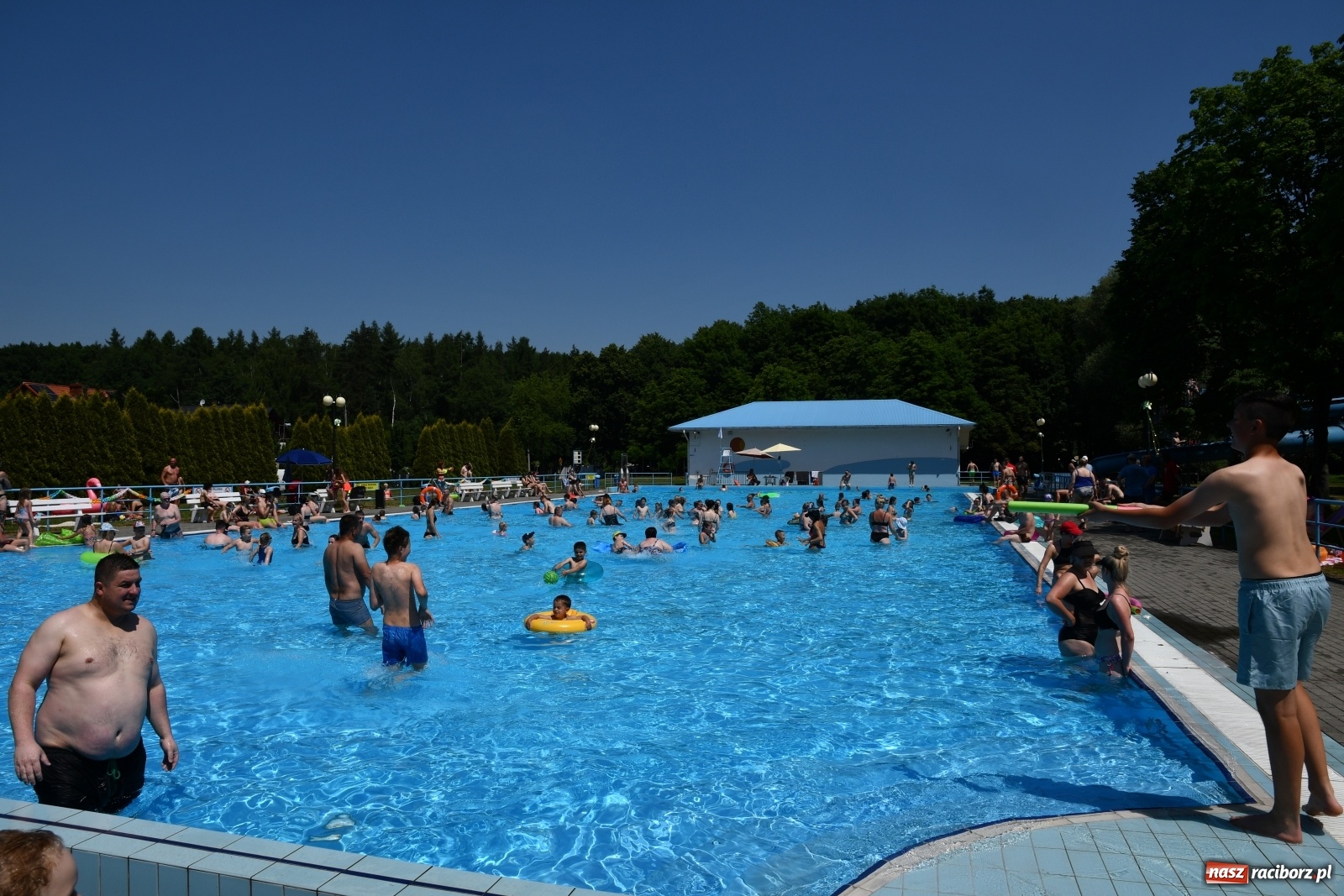 Zdjęcie w galerii na portalu naszraciborz.pl: Upał, zumba i kolejki. Kąpielisko pod Oborą pęka w szwach wiadomości z regionu