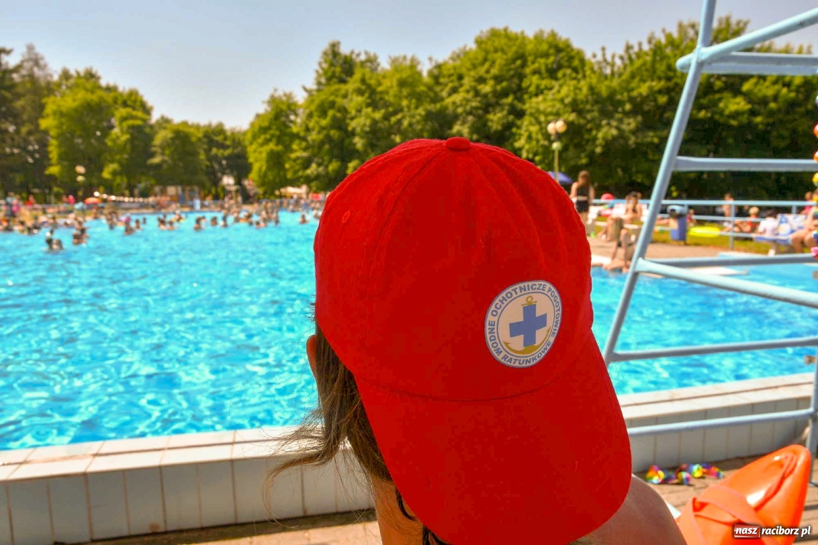 Zdjęcie w galerii na portalu naszraciborz.pl: Upał, zumba i kolejki. Kąpielisko pod Oborą pęka w szwach wiadomości z regionu