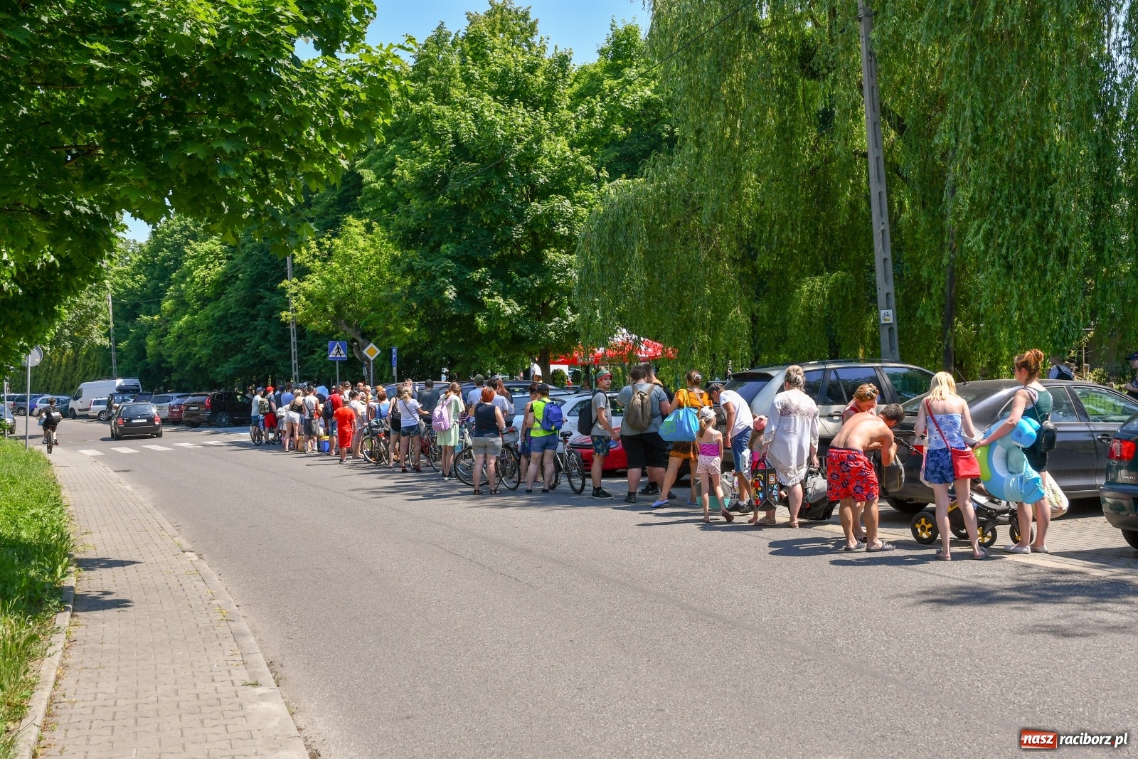 Zdjęcie w galerii na portalu naszraciborz.pl: Upał, zumba i kolejki. Kąpielisko pod Oborą pęka w szwach wiadomości z regionu