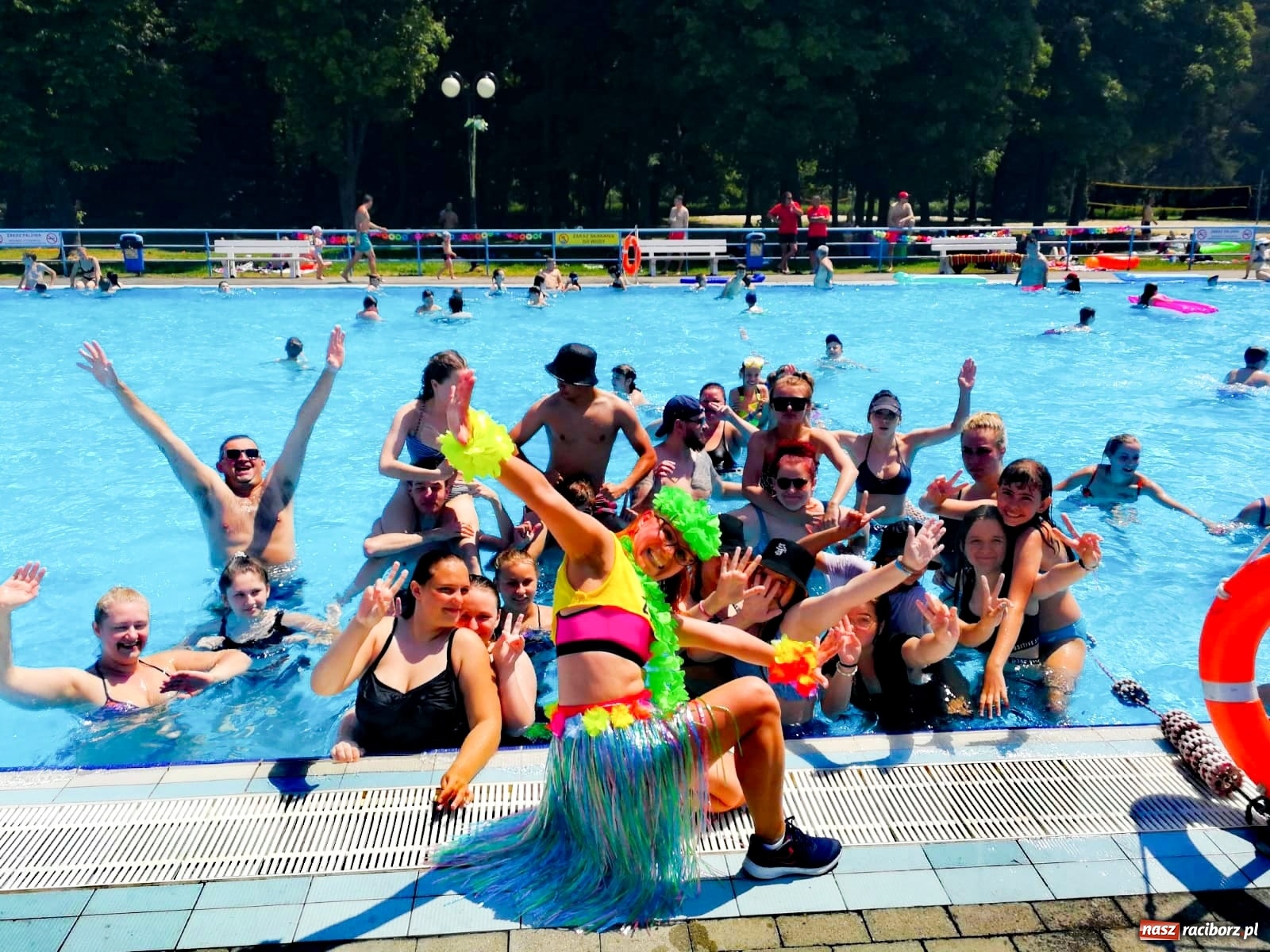 Zdjęcie w galerii na portalu naszraciborz.pl: Upał, zumba i kolejki. Kąpielisko pod Oborą pęka w szwach wiadomości z regionu