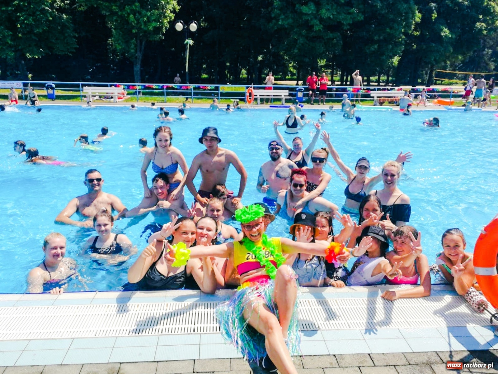 Zdjęcie w galerii na portalu naszraciborz.pl: Upał, zumba i kolejki. Kąpielisko pod Oborą pęka w szwach wiadomości z regionu