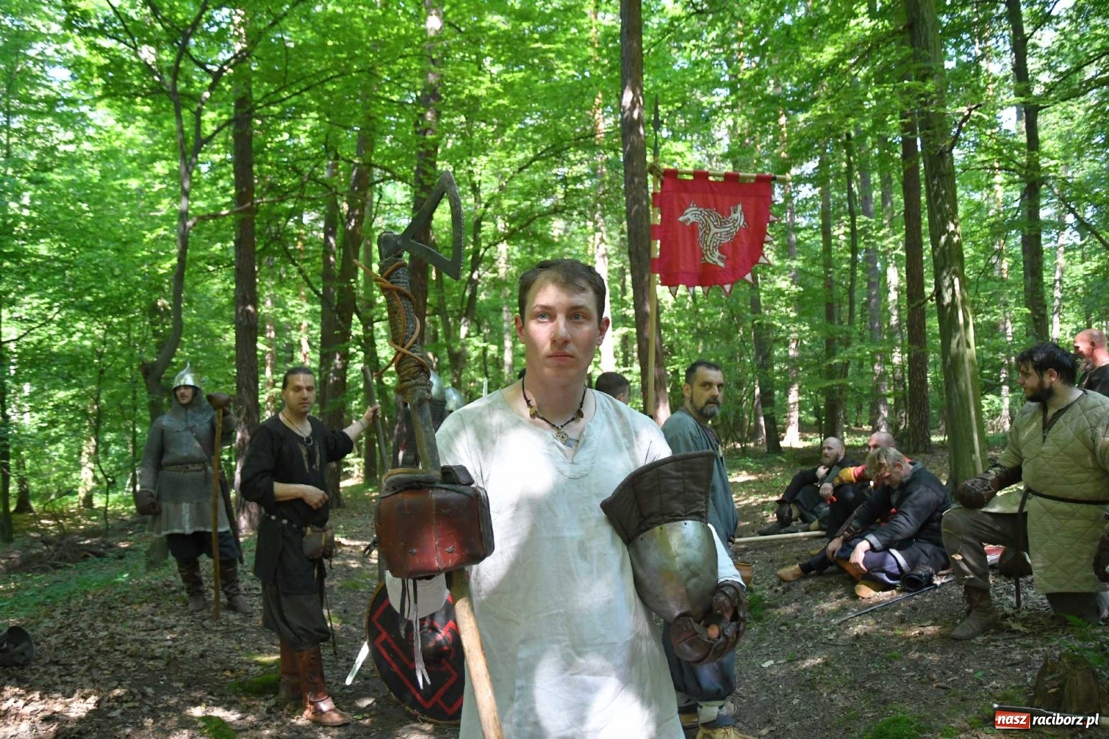 Zdjęcie w galerii na portalu naszraciborz.pl: Walczą, pichcą i handlują. Festiwal średniowieczny w Raciborzu wiadomości z regionu