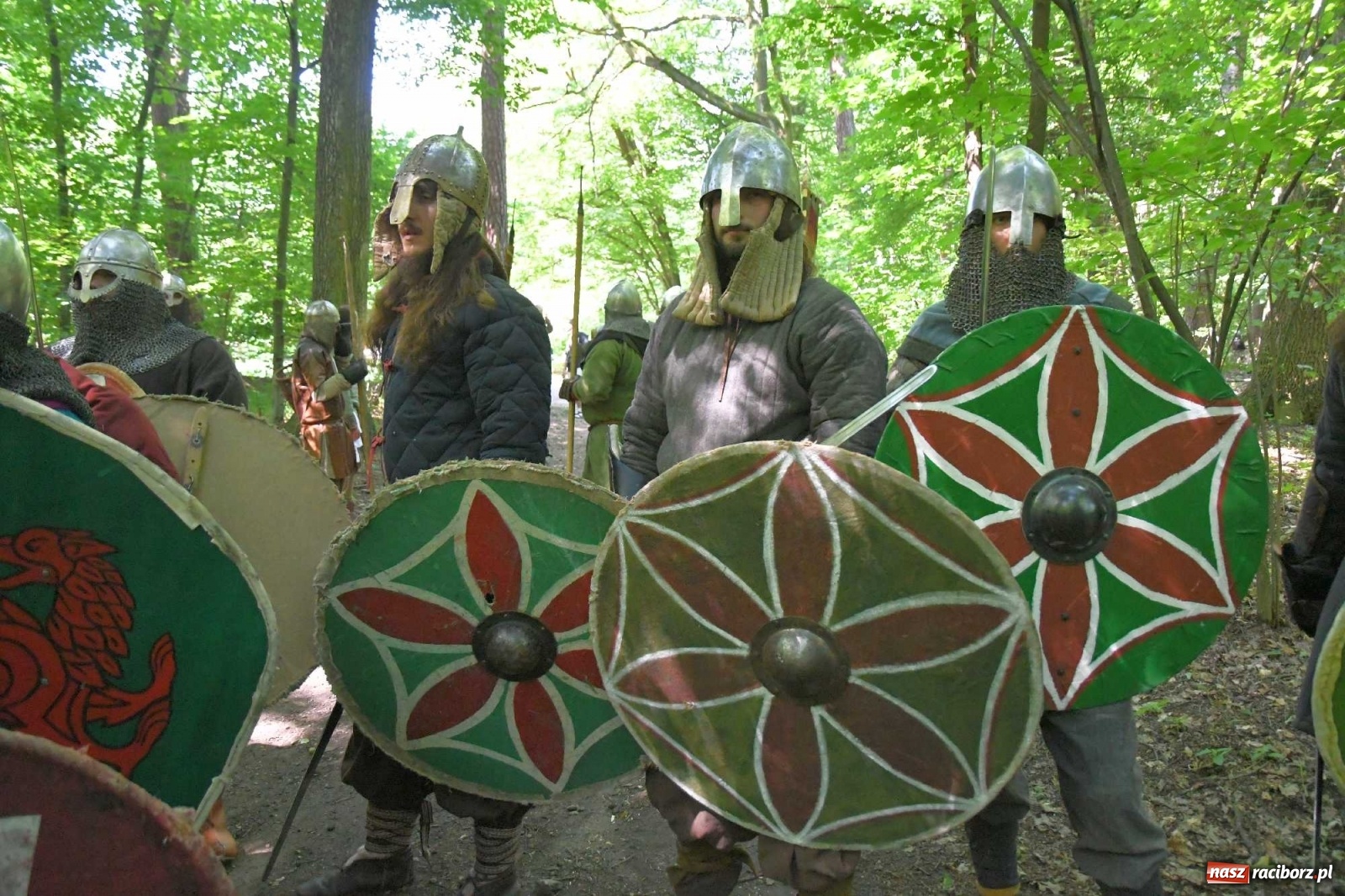 Zdjęcie w galerii na portalu naszraciborz.pl: Walczą, pichcą i handlują. Festiwal średniowieczny w Raciborzu wiadomości z regionu