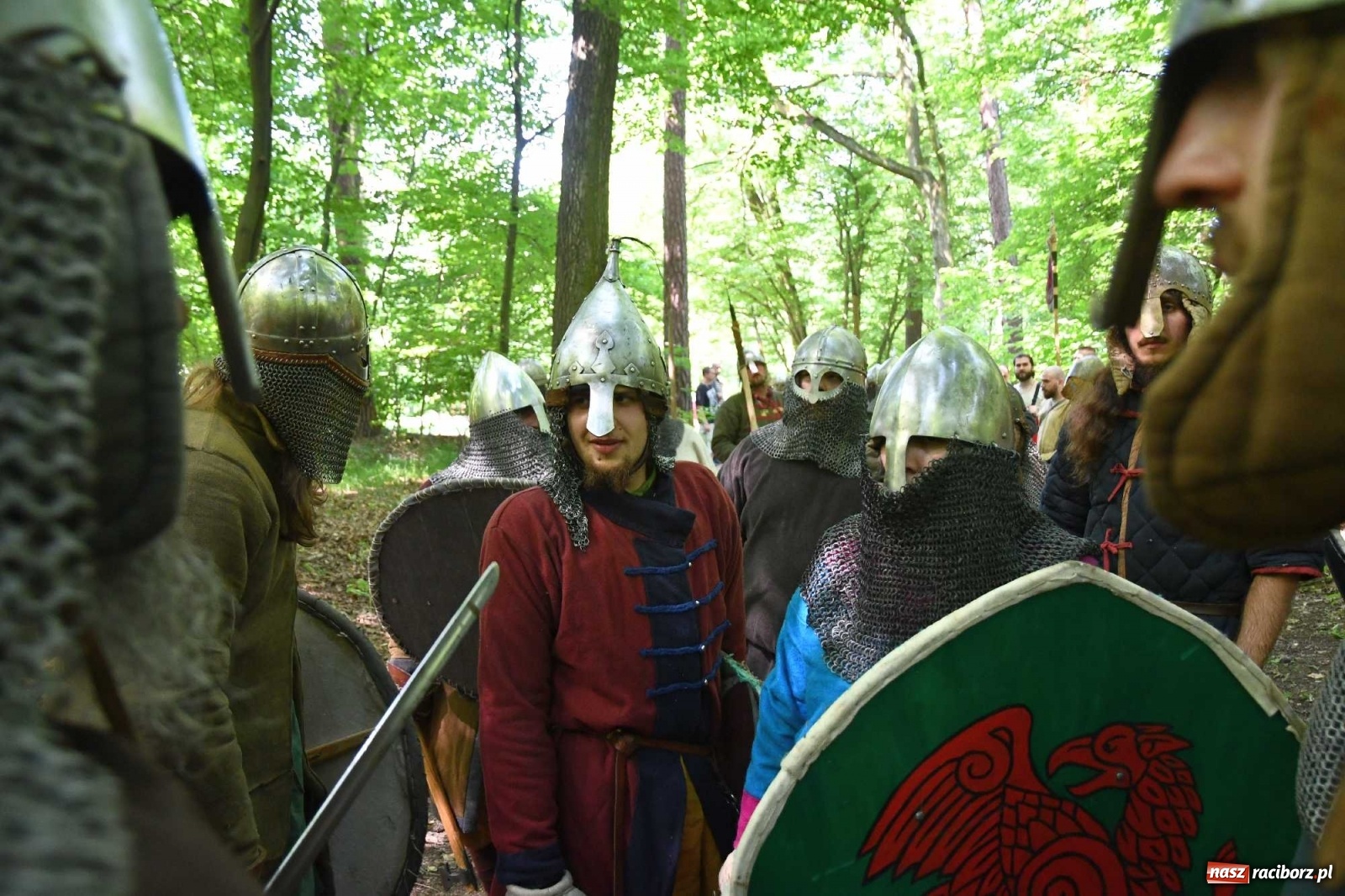 Zdjęcie w galerii na portalu naszraciborz.pl: Walczą, pichcą i handlują. Festiwal średniowieczny w Raciborzu wiadomości z regionu