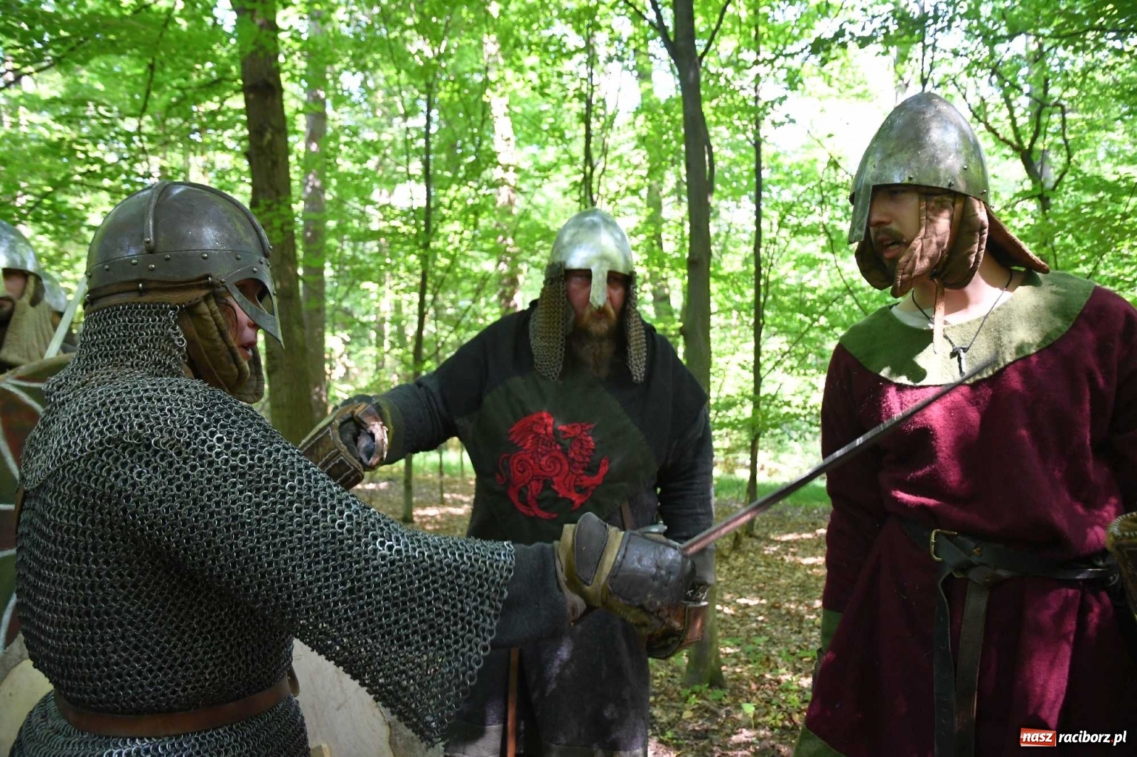 Zdjęcie w galerii na portalu naszraciborz.pl: Walczą, pichcą i handlują. Festiwal średniowieczny w Raciborzu wiadomości z regionu