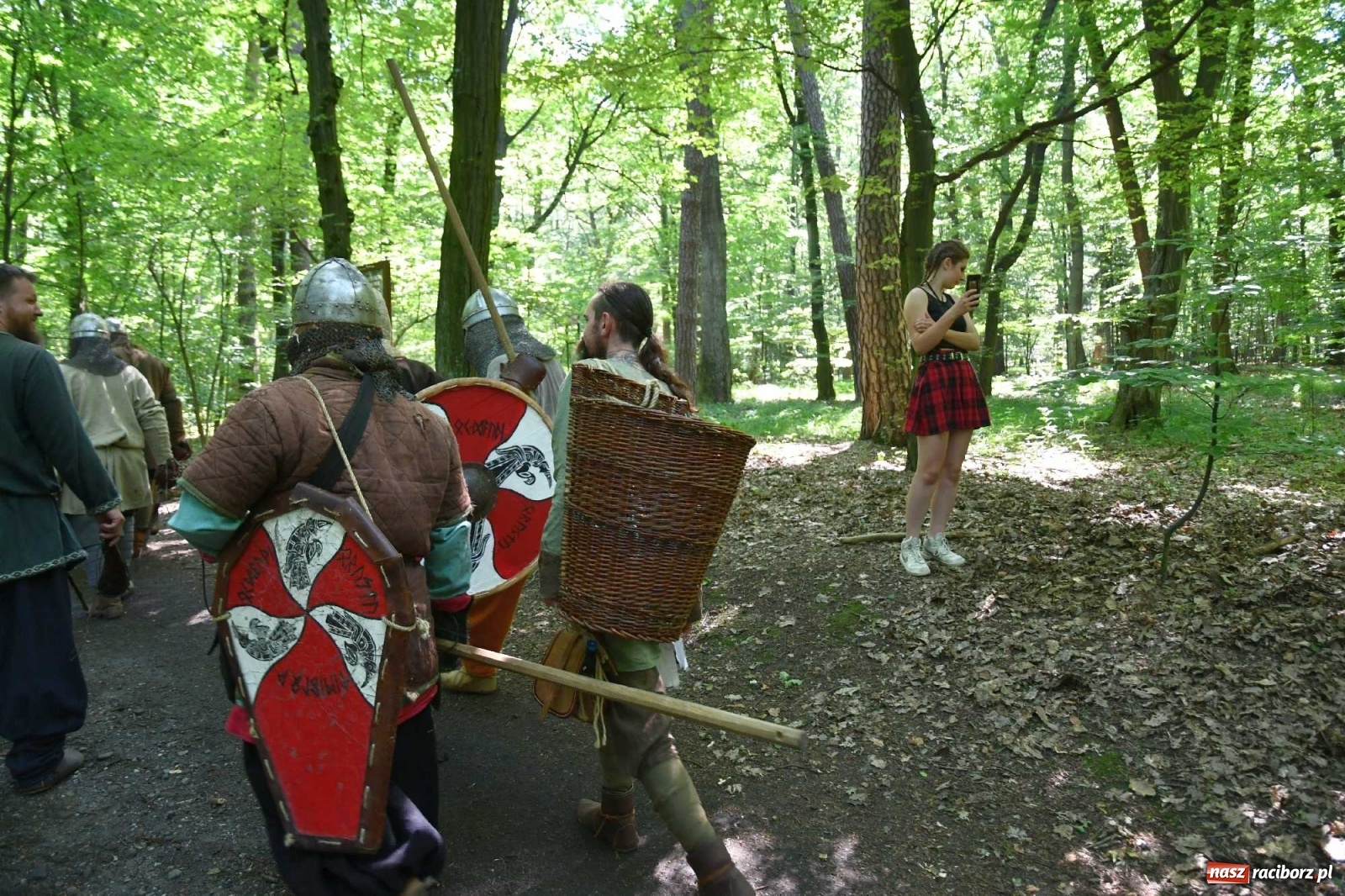 Zdjęcie w galerii na portalu naszraciborz.pl: Walczą, pichcą i handlują. Festiwal średniowieczny w Raciborzu wiadomości z regionu