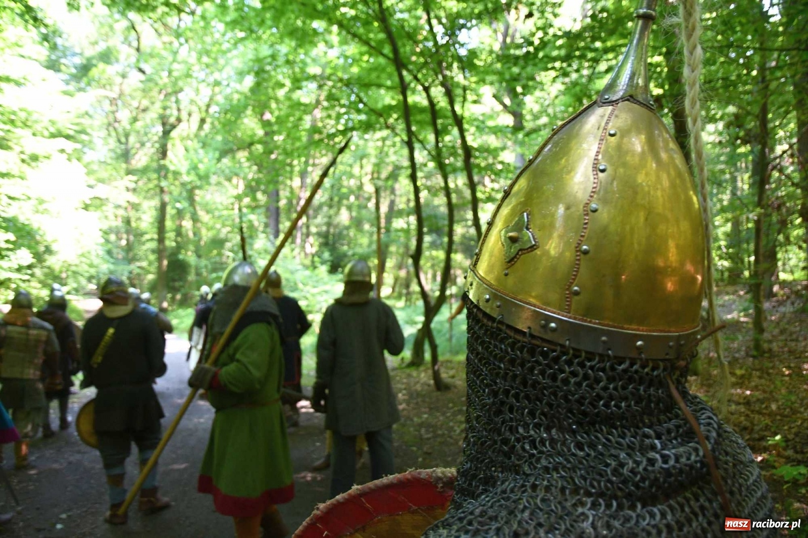 Zdjęcie w galerii na portalu naszraciborz.pl: Walczą, pichcą i handlują. Festiwal średniowieczny w Raciborzu wiadomości z regionu