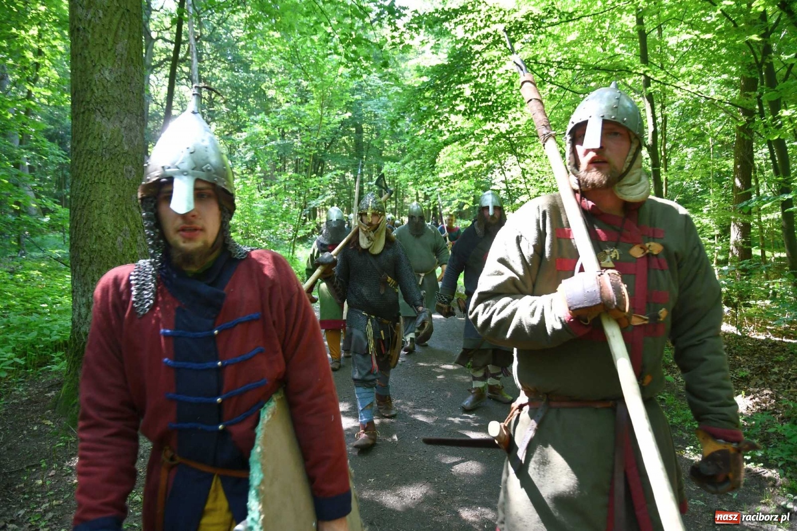 Zdjęcie w galerii na portalu naszraciborz.pl: Walczą, pichcą i handlują. Festiwal średniowieczny w Raciborzu wiadomości z regionu