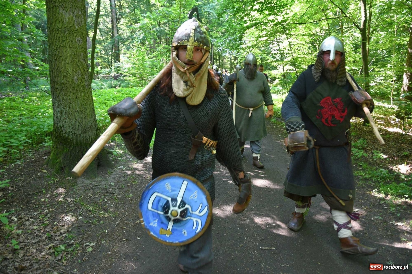 Zdjęcie w galerii na portalu naszraciborz.pl: Walczą, pichcą i handlują. Festiwal średniowieczny w Raciborzu wiadomości z regionu