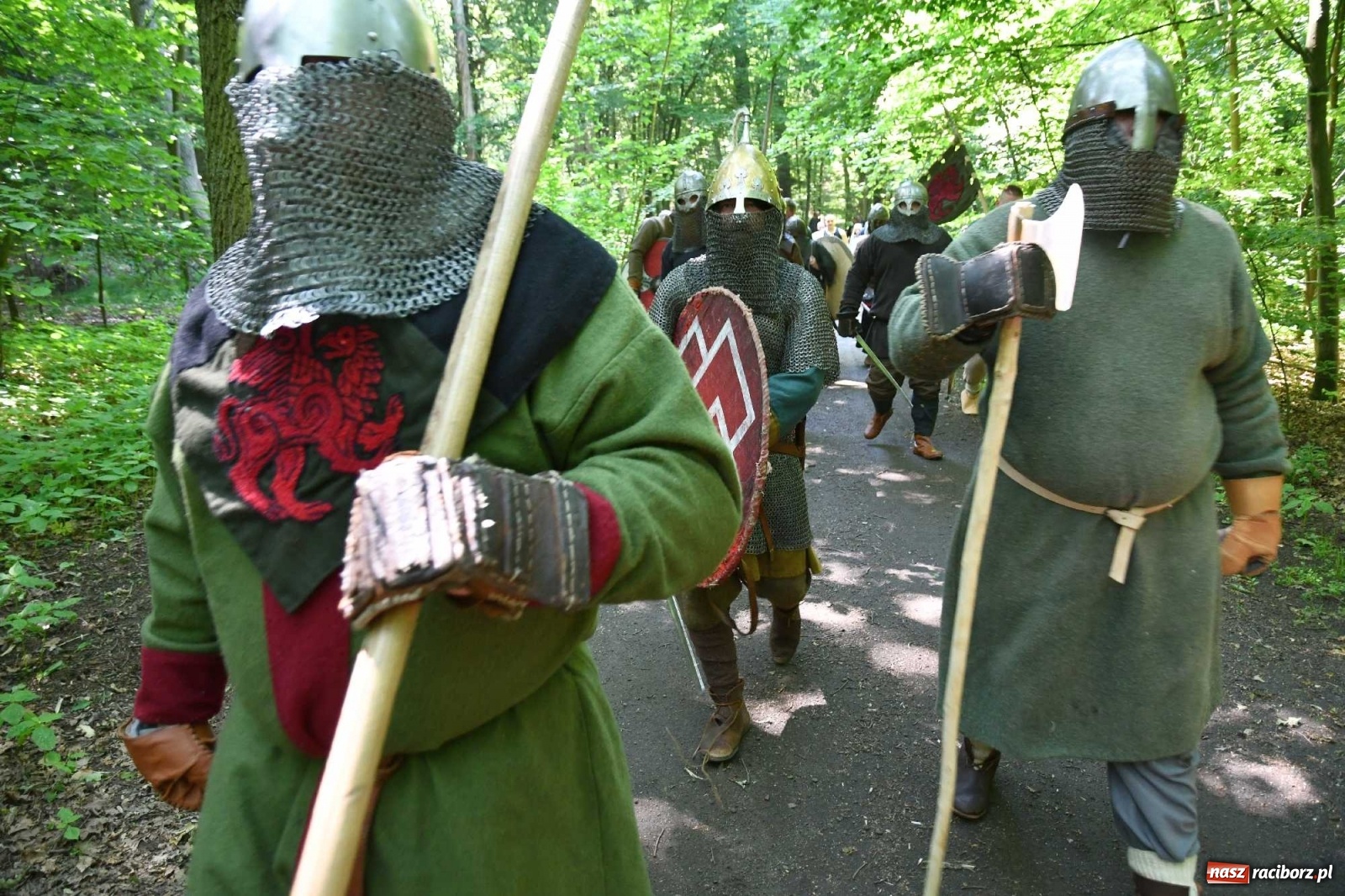 Zdjęcie w galerii na portalu naszraciborz.pl: Walczą, pichcą i handlują. Festiwal średniowieczny w Raciborzu wiadomości z regionu