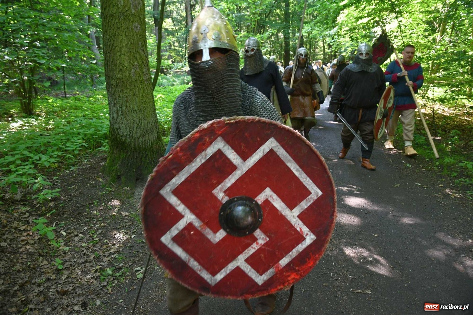 Zdjęcie w galerii na portalu naszraciborz.pl: Walczą, pichcą i handlują. Festiwal średniowieczny w Raciborzu wiadomości z regionu