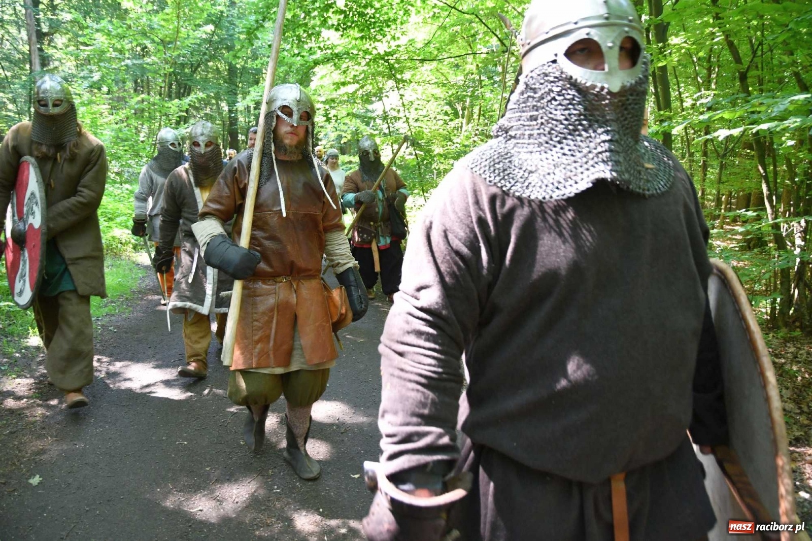 Zdjęcie w galerii na portalu naszraciborz.pl: Walczą, pichcą i handlują. Festiwal średniowieczny w Raciborzu wiadomości z regionu