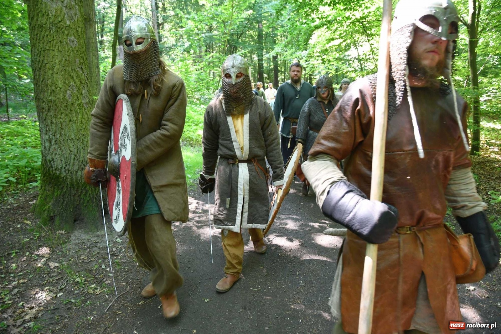 Zdjęcie w galerii na portalu naszraciborz.pl: Walczą, pichcą i handlują. Festiwal średniowieczny w Raciborzu wiadomości z regionu