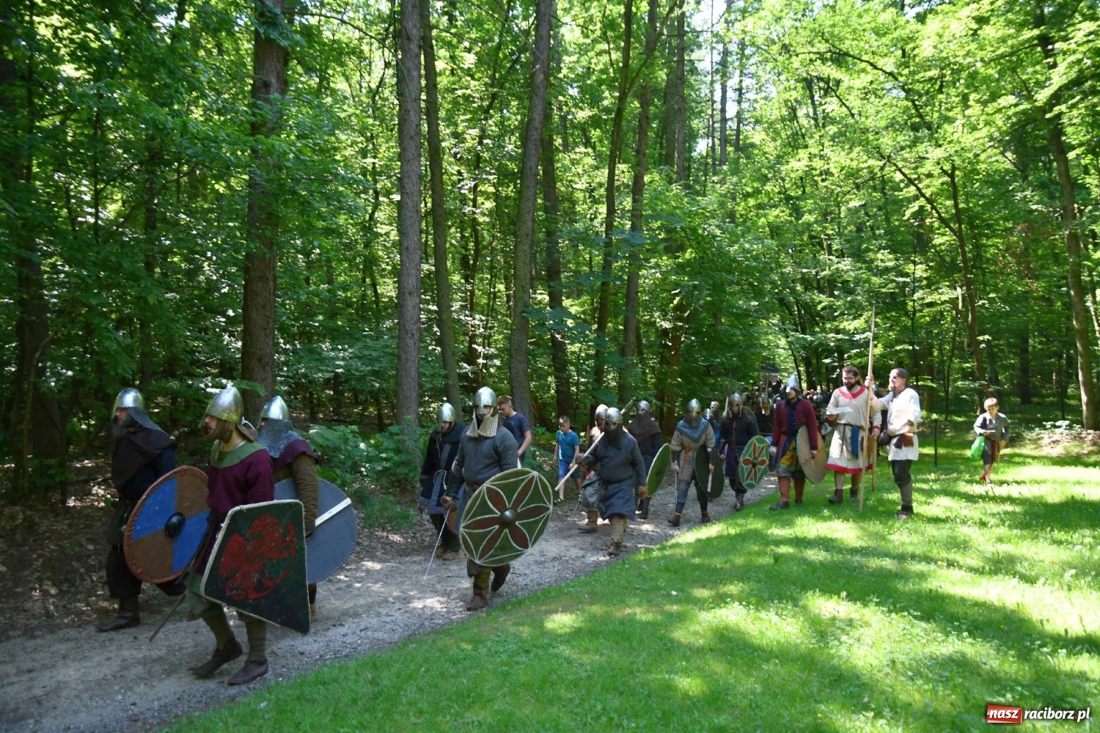 Zdjęcie w galerii na portalu naszraciborz.pl: Walczą, pichcą i handlują. Festiwal średniowieczny w Raciborzu wiadomości z regionu
