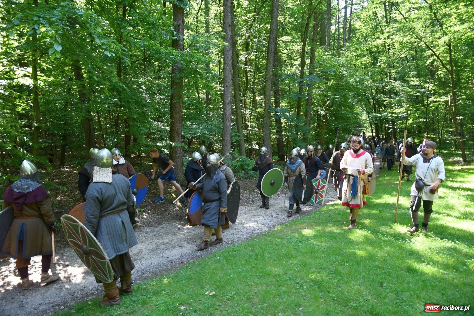 Zdjęcie w galerii na portalu naszraciborz.pl: Walczą, pichcą i handlują. Festiwal średniowieczny w Raciborzu wiadomości z regionu