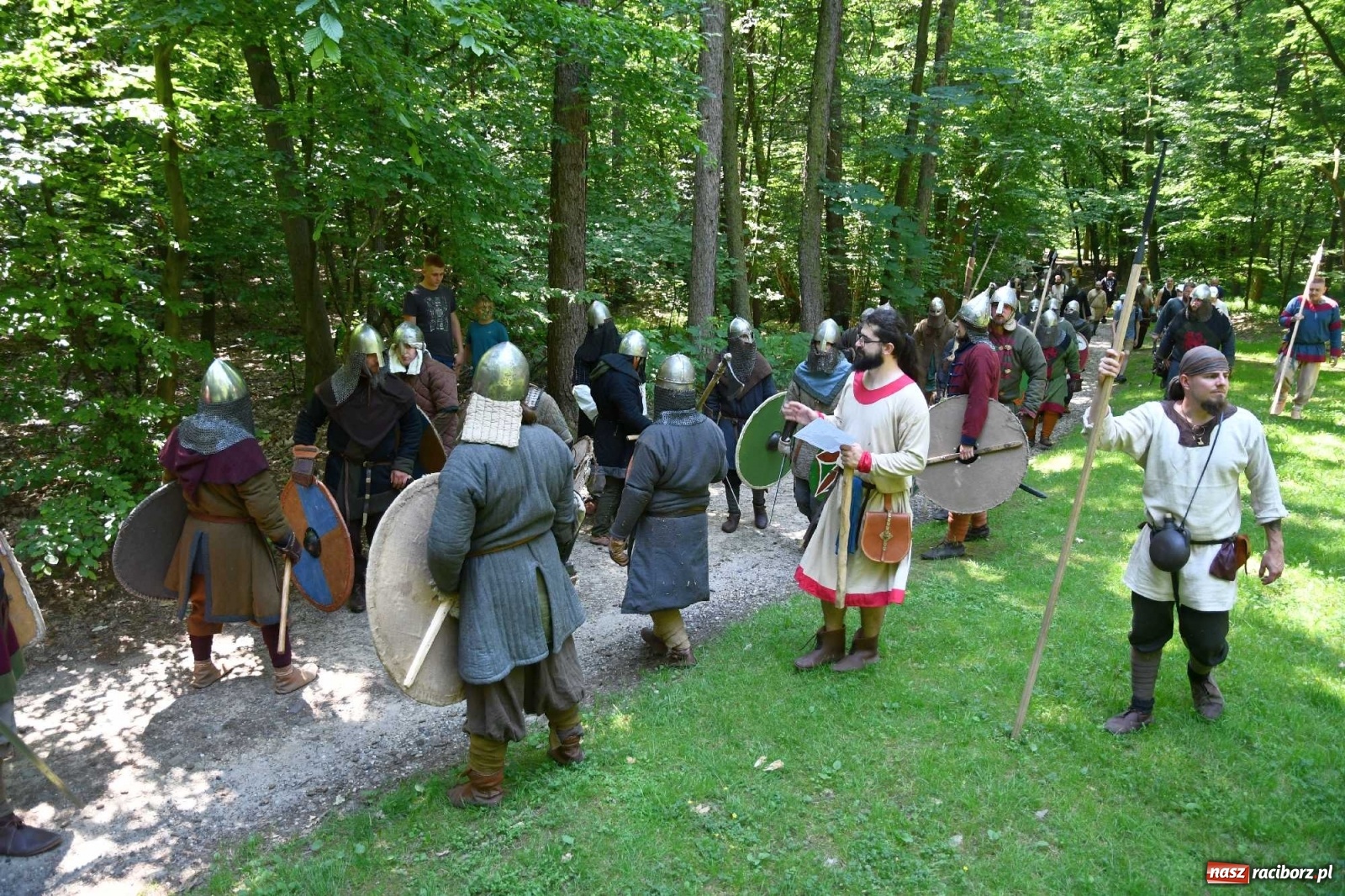 Zdjęcie w galerii na portalu naszraciborz.pl: Walczą, pichcą i handlują. Festiwal średniowieczny w Raciborzu wiadomości z regionu