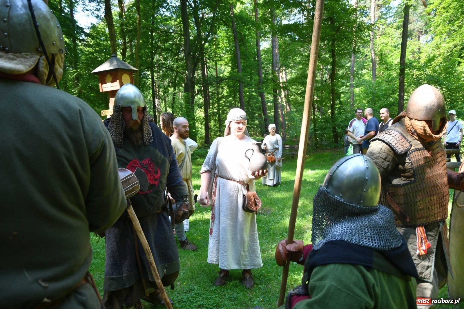 Zdjęcie w galerii na portalu naszraciborz.pl: Walczą, pichcą i handlują. Festiwal średniowieczny w Raciborzu wiadomości z regionu