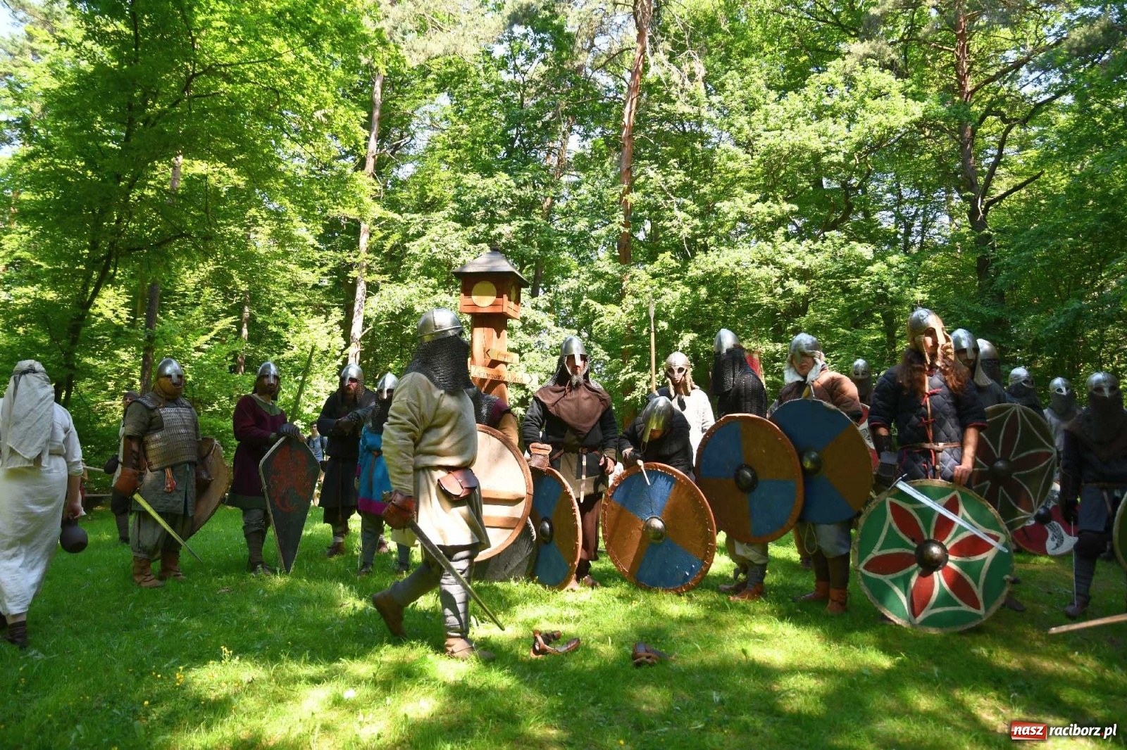 Zdjęcie w galerii na portalu naszraciborz.pl: Walczą, pichcą i handlują. Festiwal średniowieczny w Raciborzu wiadomości z regionu