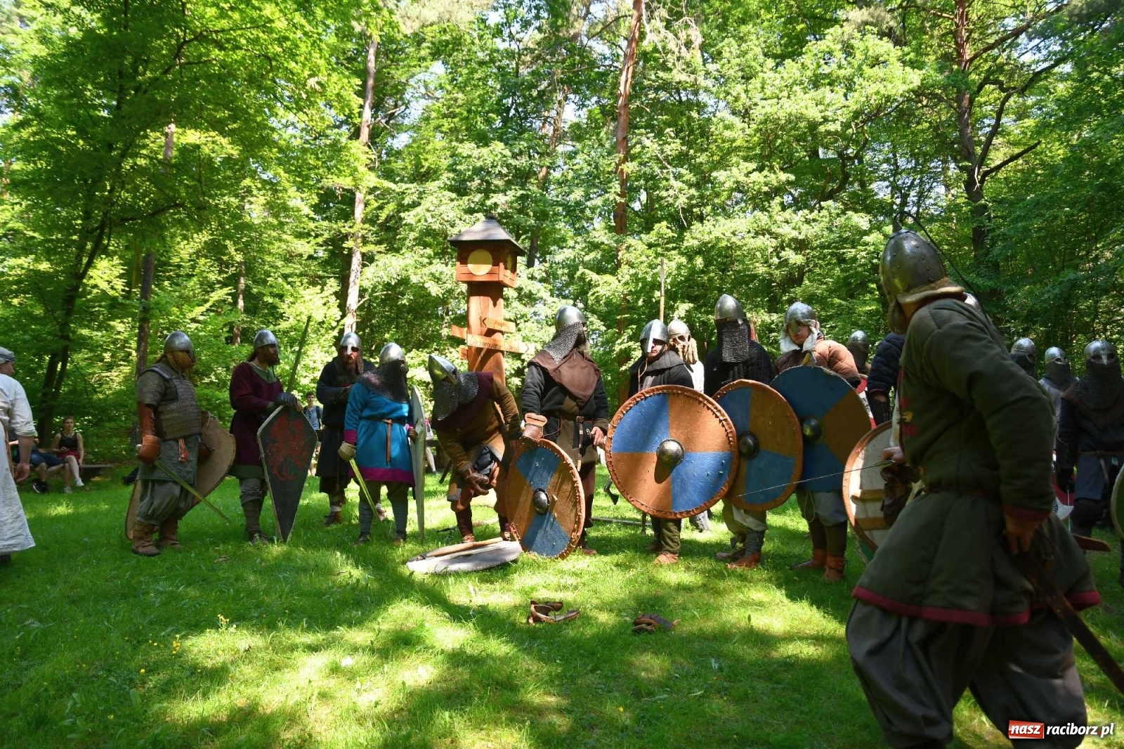 Zdjęcie w galerii na portalu naszraciborz.pl: Walczą, pichcą i handlują. Festiwal średniowieczny w Raciborzu wiadomości z regionu